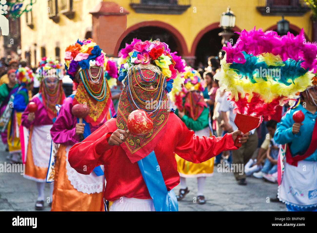 Danze tribali troupes provengono da tutte le parti del Messico presso Independence Day PARADE - SAN MIGUEL DE ALLENE MESSICO Foto Stock