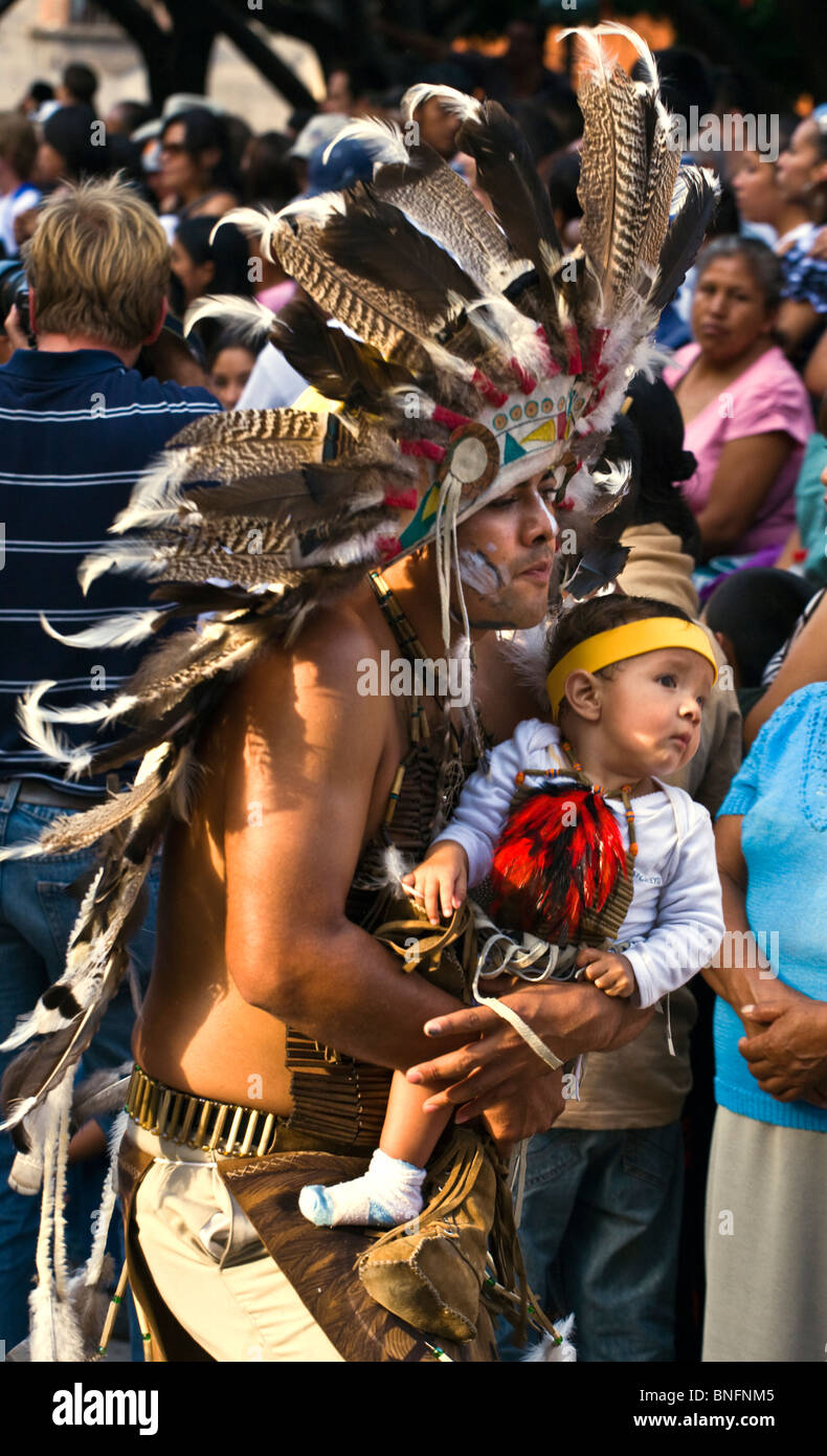 Danze tribali troupes provengono da tutte le parti del Messico presso Independence Day PARADE - SAN MIGUEL DE ALLENE MESSICO Foto Stock