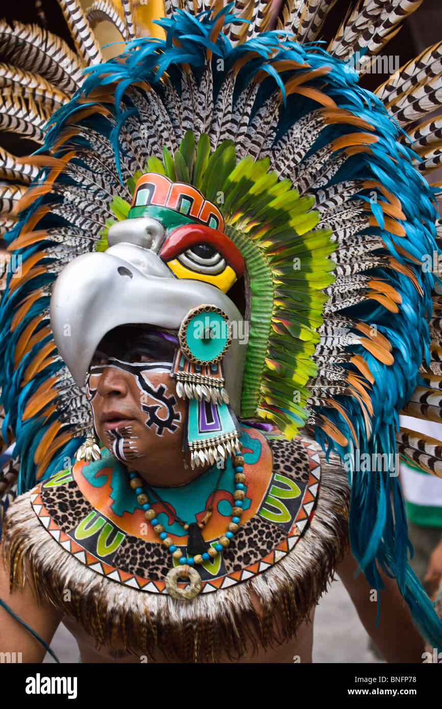 Danze tribali troupes provengono da tutte le parti del Messico presso Independence Day PARADE - SAN MIGUEL DE ALLENE MESSICO Foto Stock
