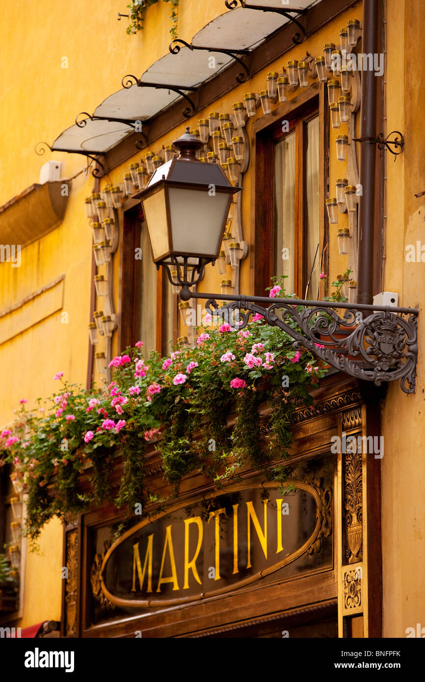 Fioriera sovrasta il cartello di ingresso del negozio nella città medievale di Lucca, Toscana Italia Foto Stock