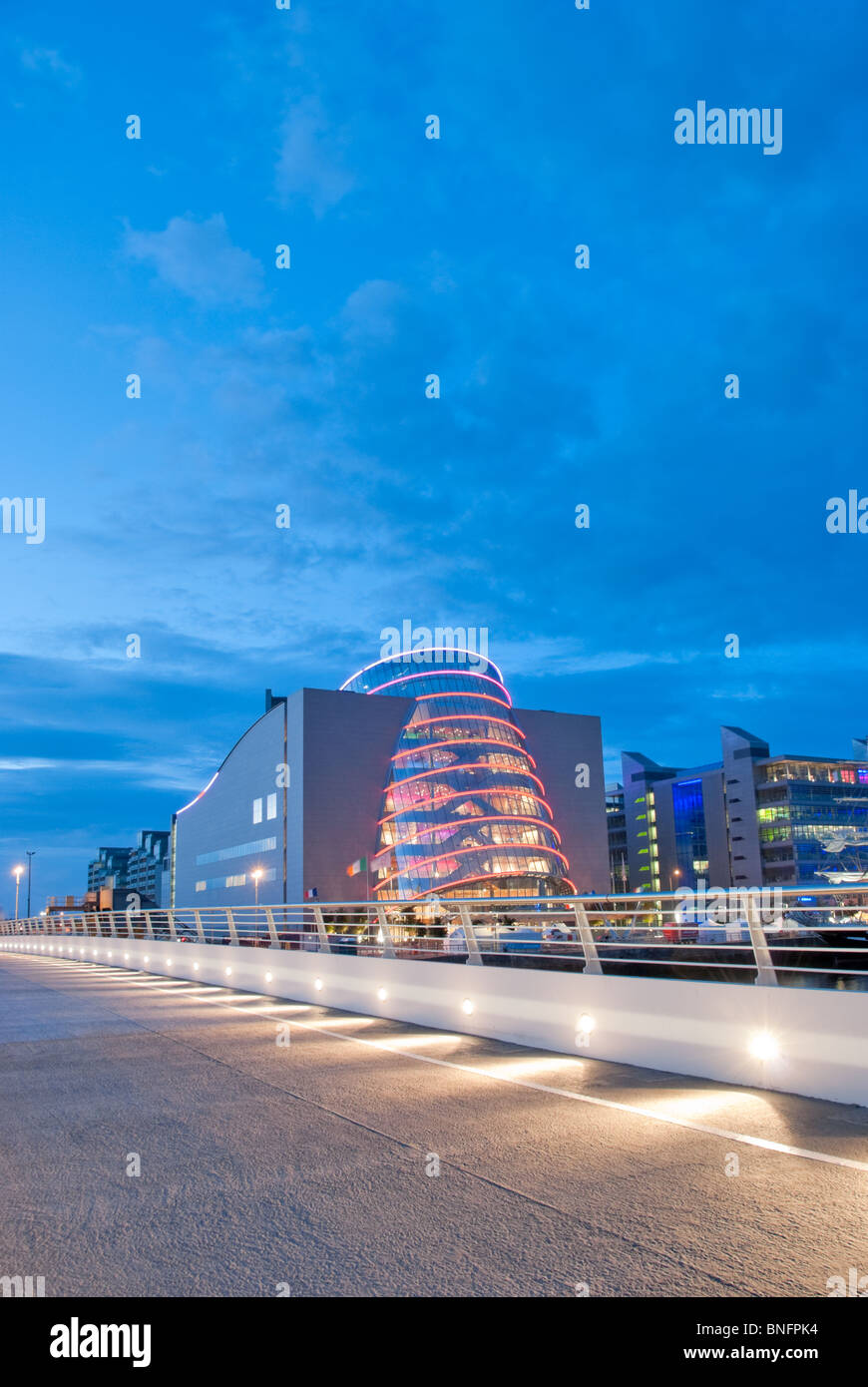 Di notte le scene della Convention Center a Dublino, Irlanda Foto Stock