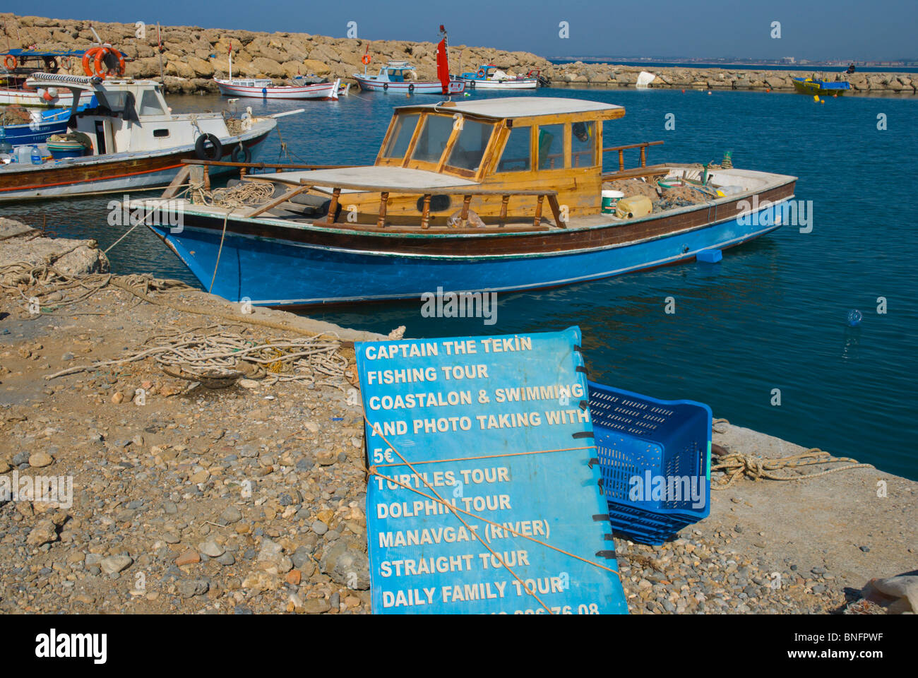 Escursioni e attività escursioni in barca offerti presso la porta del lato costa Mediterranea regione dell'Anatolia in Turchia Asia Foto Stock