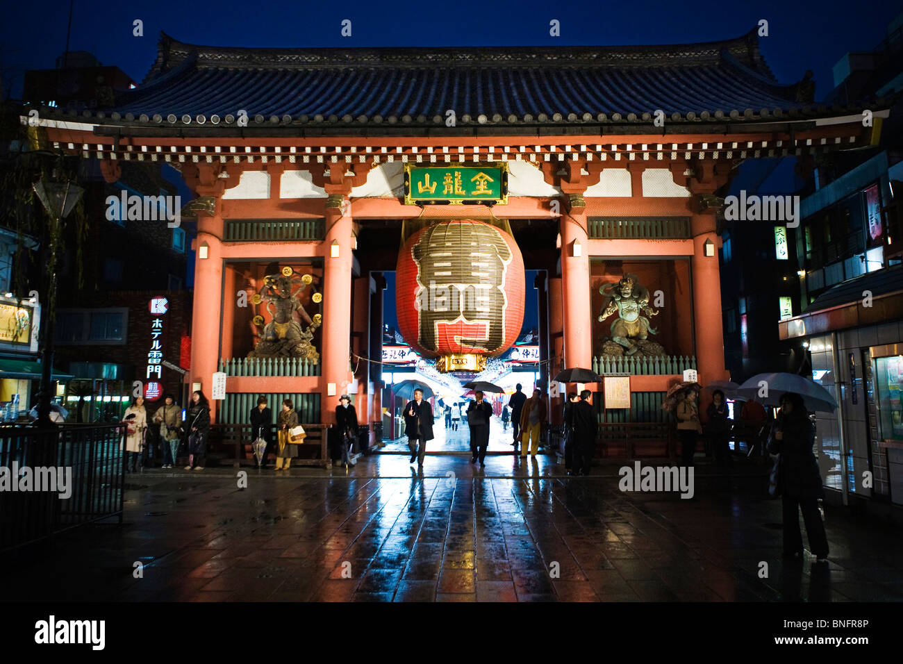 Il cancello di un antico tempio buddista situato nel Tempio di Asakusa, Taitō, Tokyo (si tratta di Tokyo il più antico tempio) Foto Stock