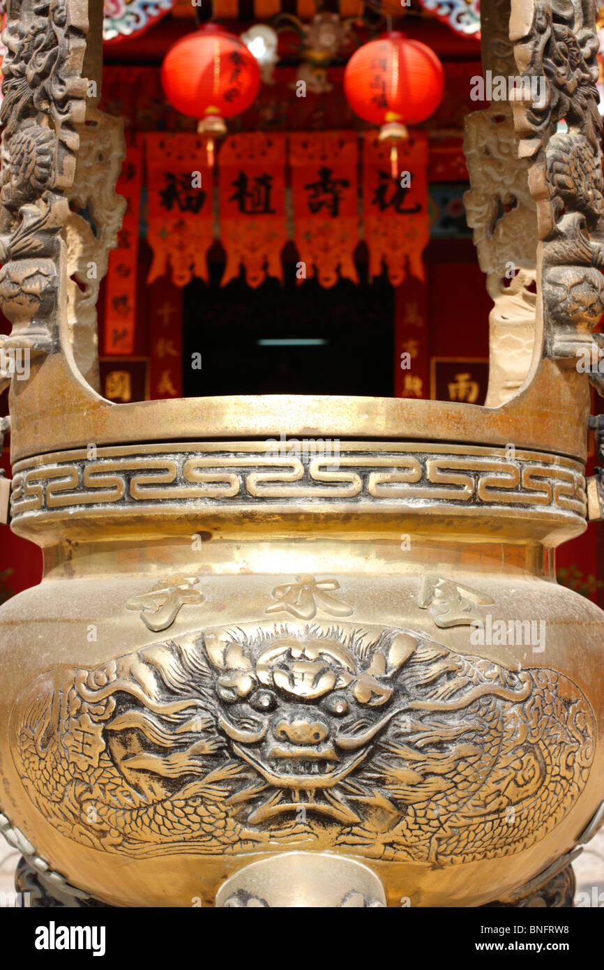 Urna principale per offrire incenso davanti a un tempio, il dio della guerra tempio, Taiwan Foto Stock