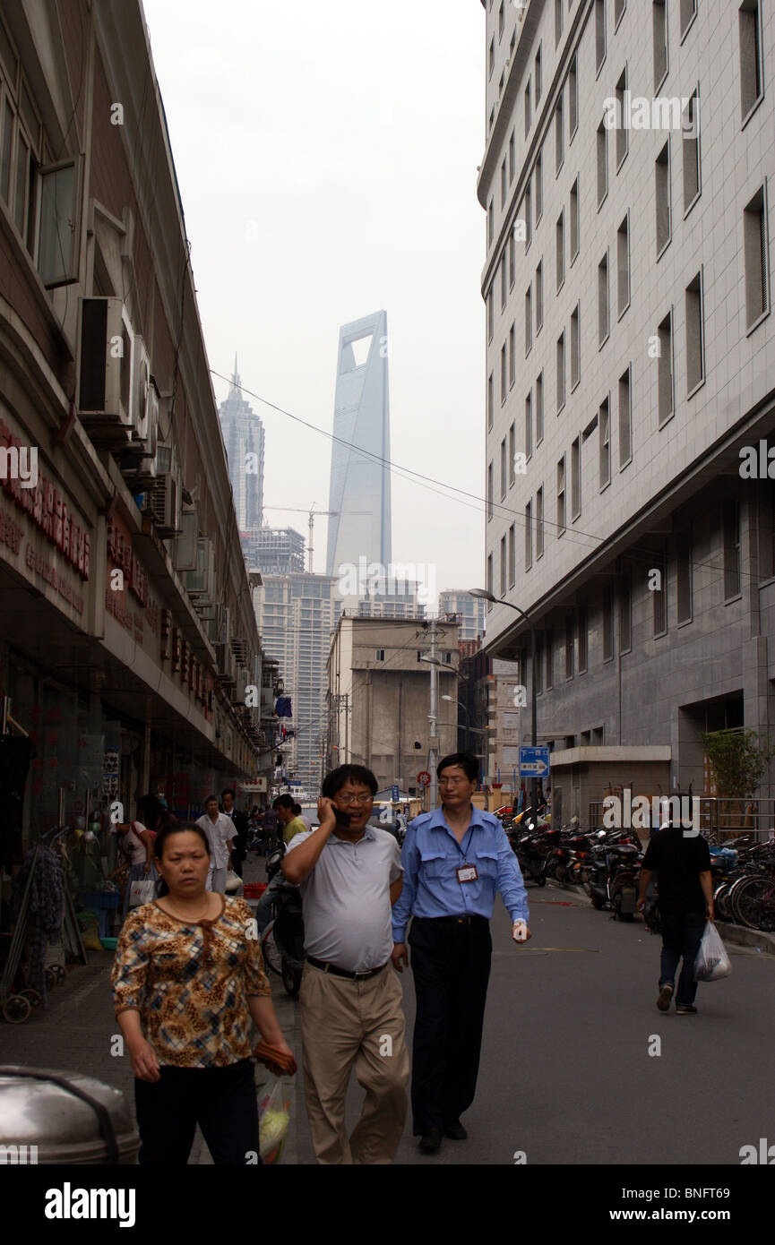 Street nella città vecchia con una vista del World Financial Center di Shanghai, Shanghai, Cina Foto Stock