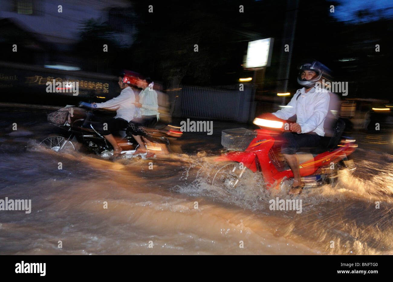 Il traffico nella strade di Siem Reap, Cambogia Foto Stock