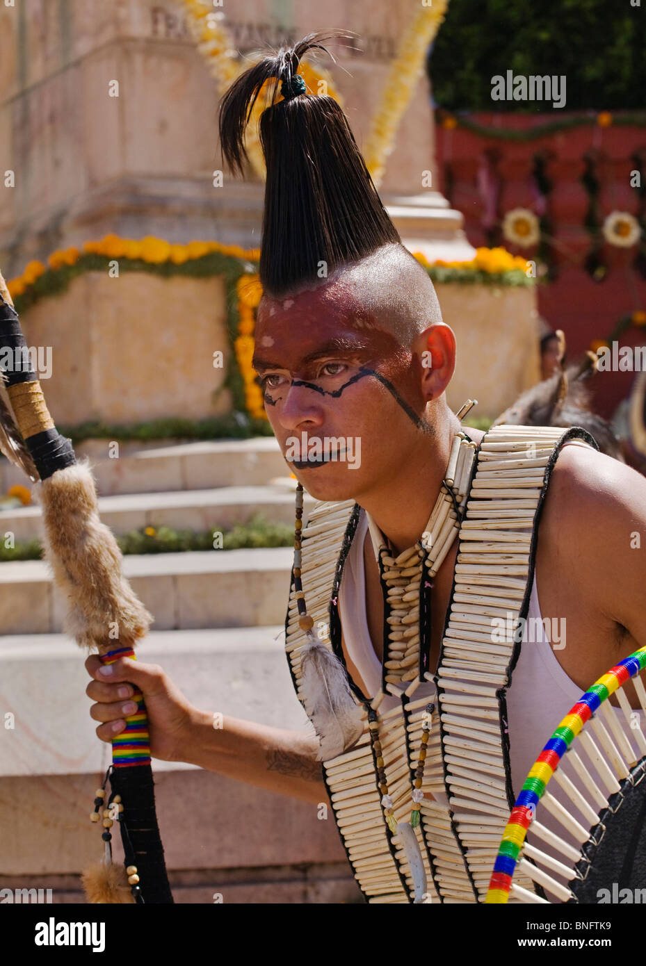 Dance troupes provengono da tutte le parti del Messico che rappresentano la loro regione NEL GIORNO di INDIPENDENZA PARADE - San Miguel De Allende Foto Stock