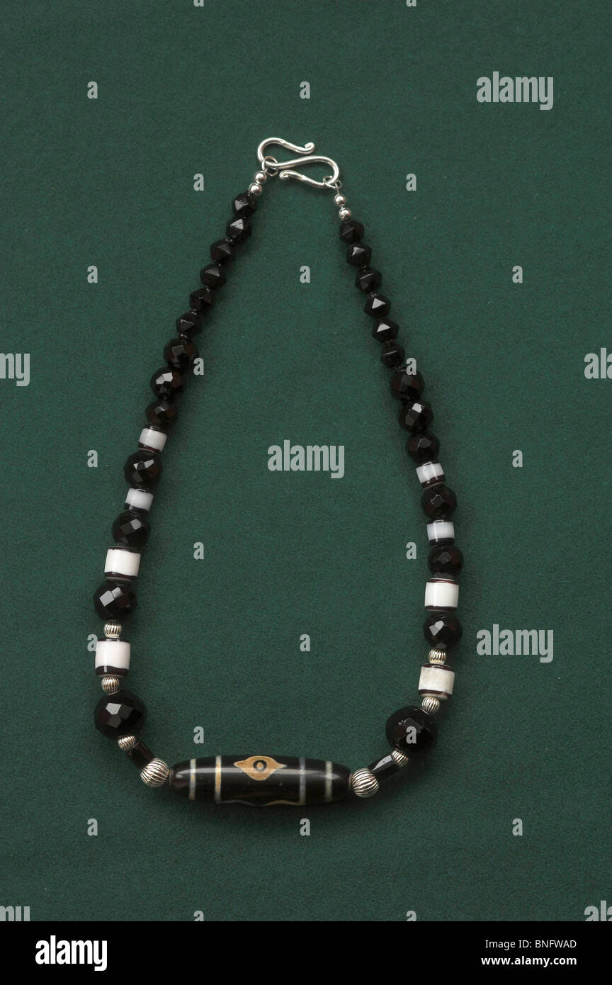 Una in bianco e nero esclusiva collana di perle con la centrale di zhu 'occhio' cordone, nervate argento, yemenita e sfaccettata jet perle con chiusura S Foto Stock