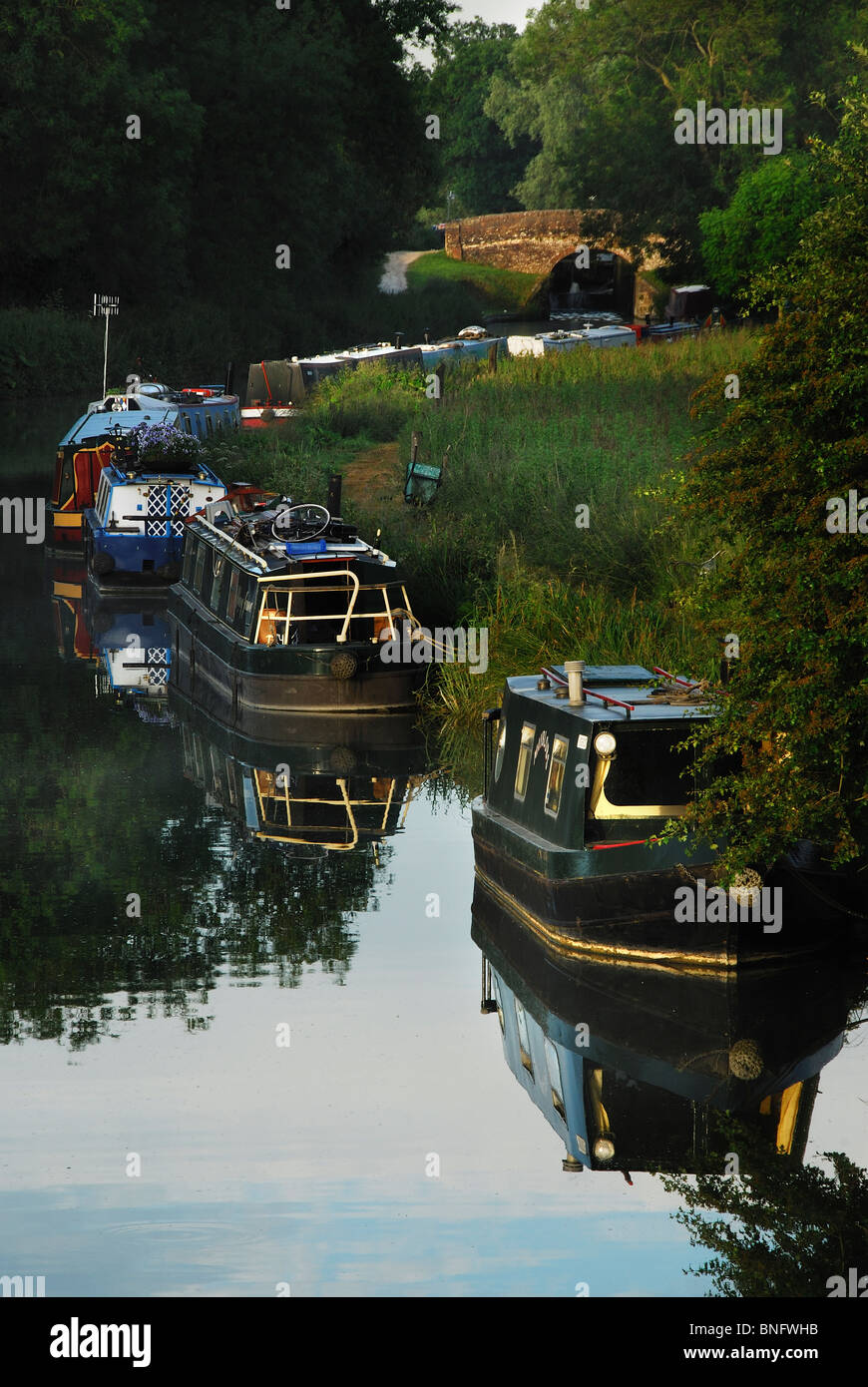 Imbarcazioni strette sul Kennet and Avon canal a grande Bedwyn, Wiltshire, Regno Unito. Giugno 2010 Foto Stock