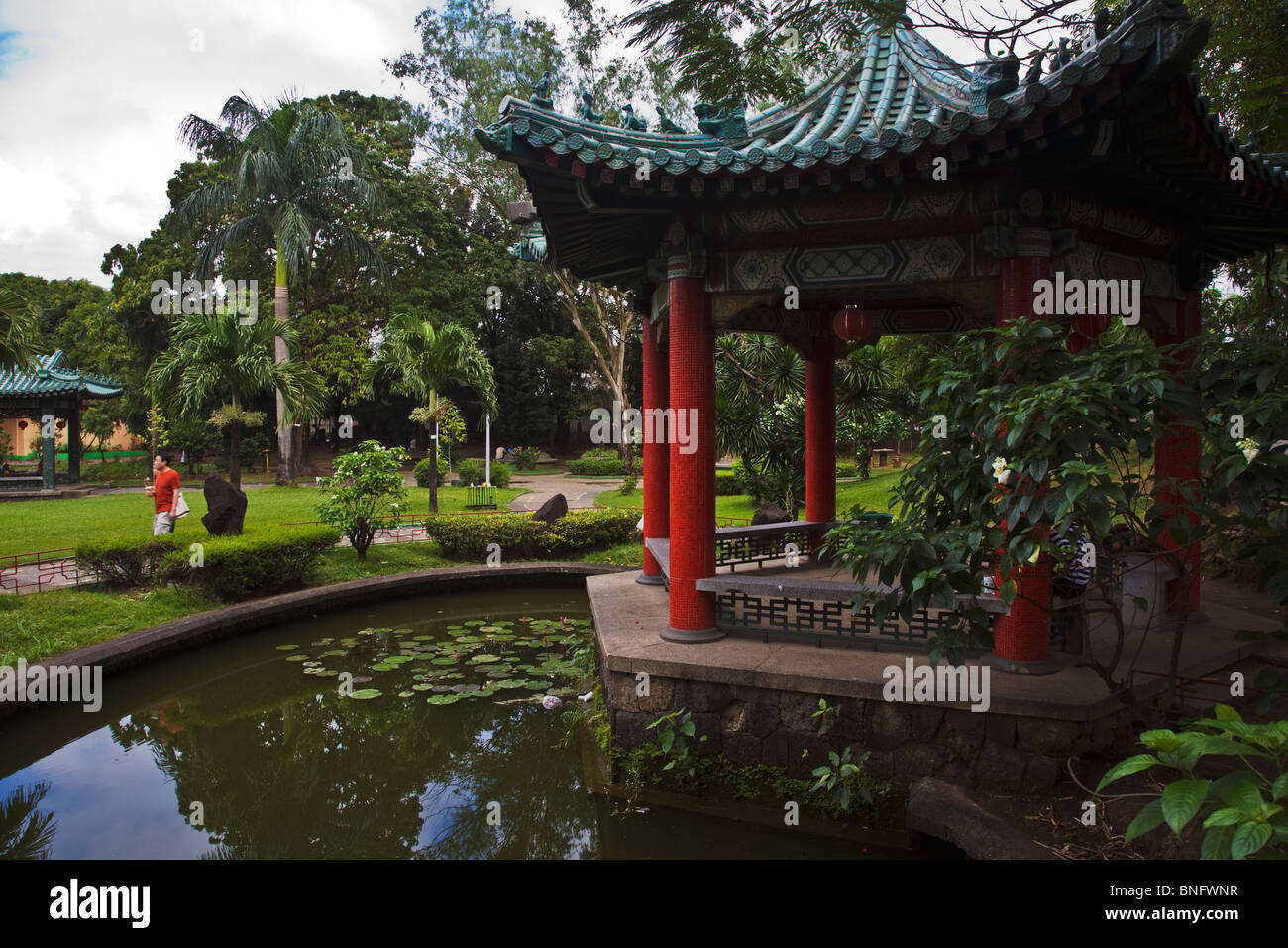Un laghetto di gigli e la pagoda nel giardino cinese nei pressi di Intramuros - Manila, Filippine Foto Stock