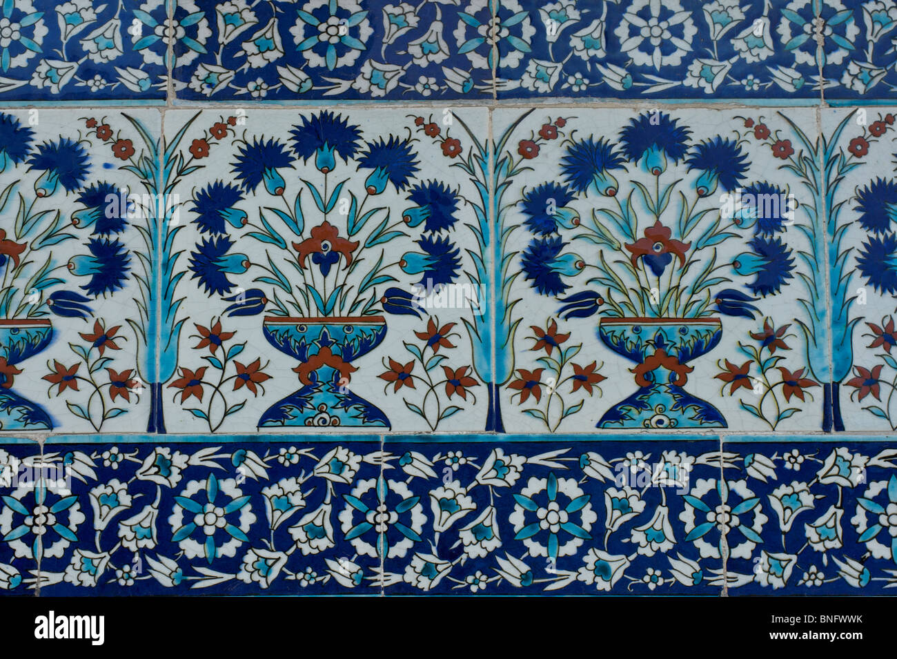 Close-up del blu e del bianco 'Iznik' piastrelle sulle pareti esterne del 'Cortile del favorito" nel Palazzo Topkapi Foto Stock