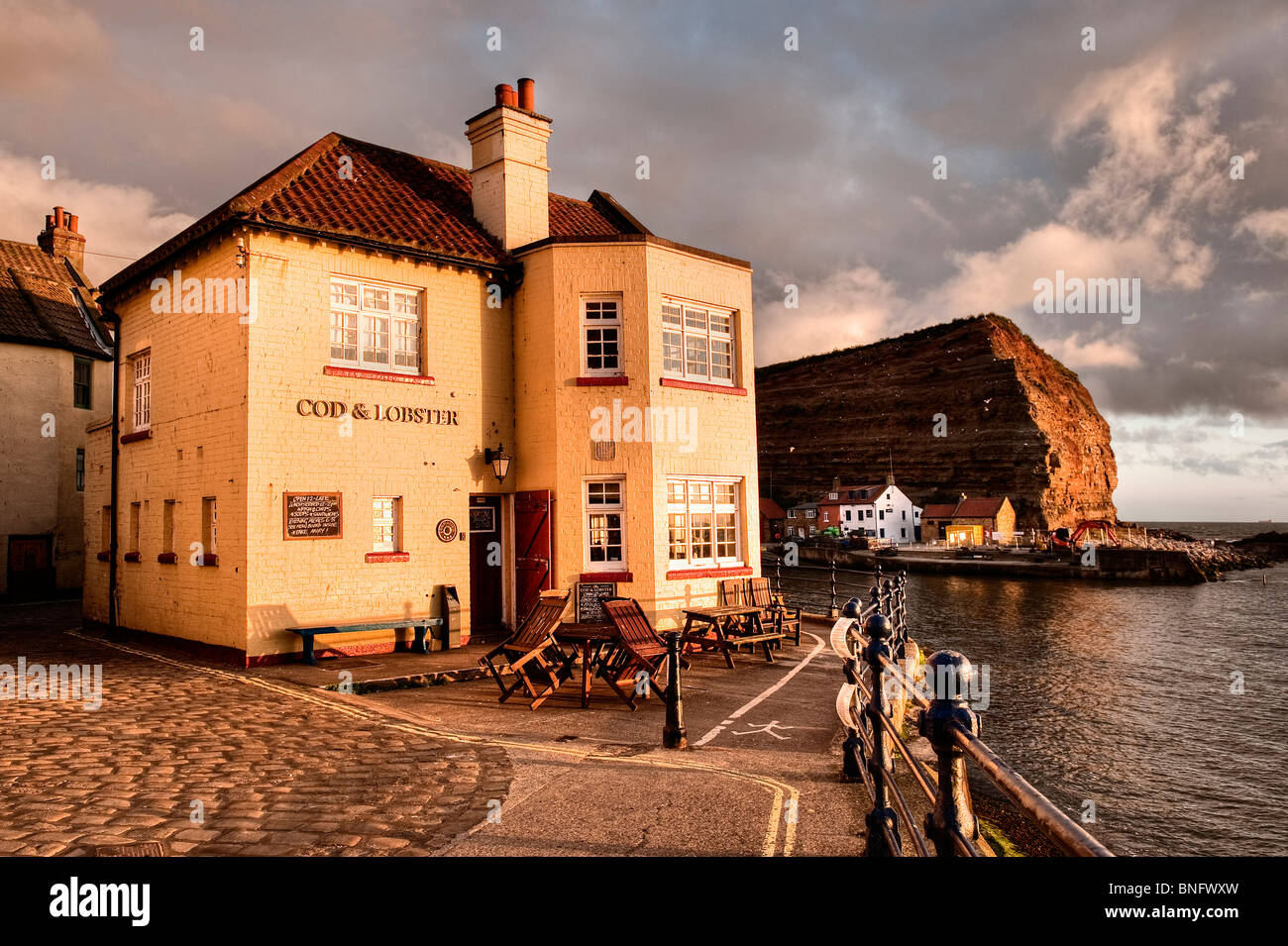 La pesca del merluzzo bianco & Lobster pub nel villaggio Staithes Foto Stock