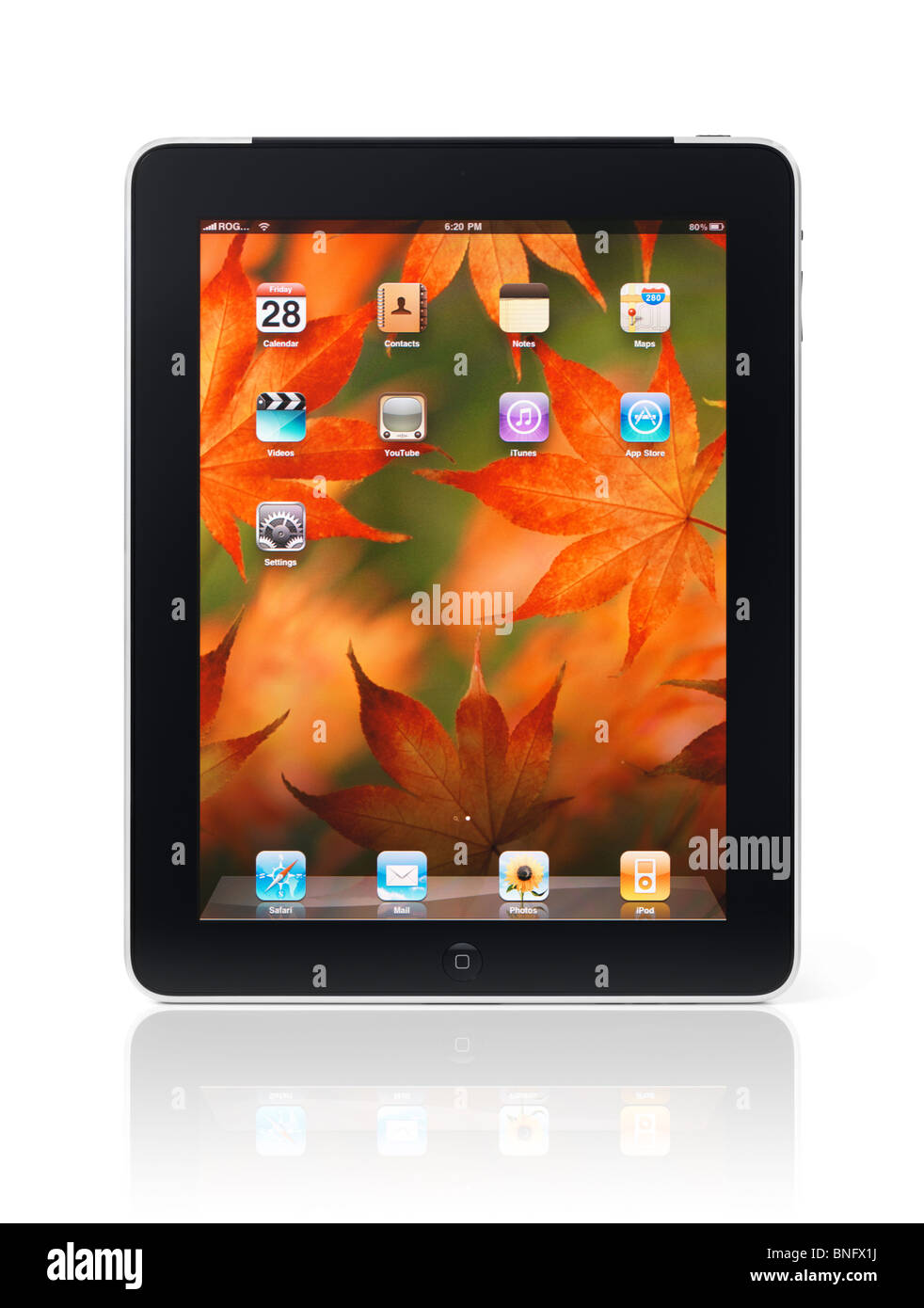 Apple iPad 3G tablet con le icone del desktop e in autunno sfondo a tema sul suo visualizzatore isolato su sfondo bianco con ritaglio di pa Foto Stock