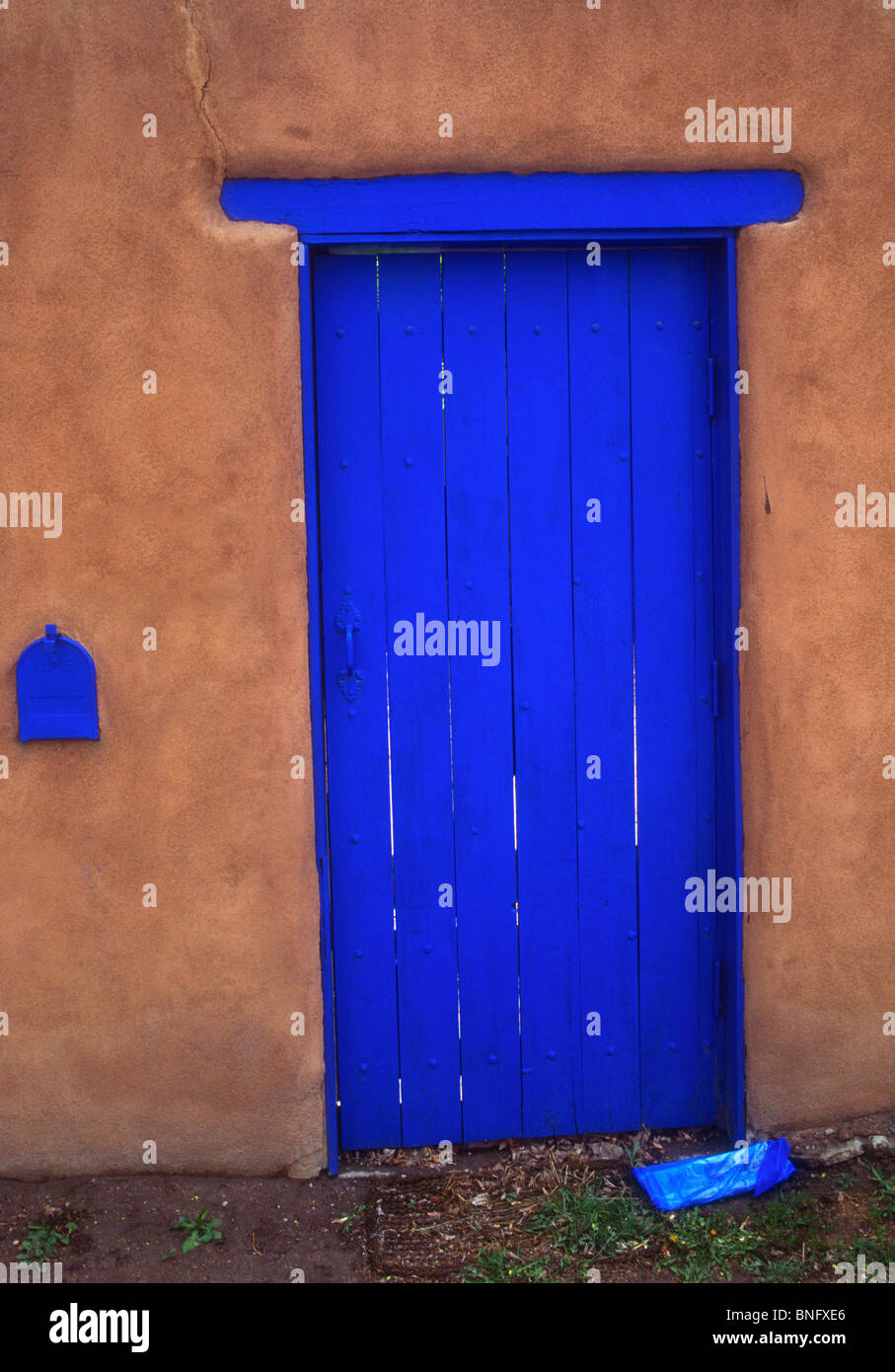 Blue Door casella di posta quotidiano del mattino di Santa Fe New Mexico USA house residence bold color Foto Stock