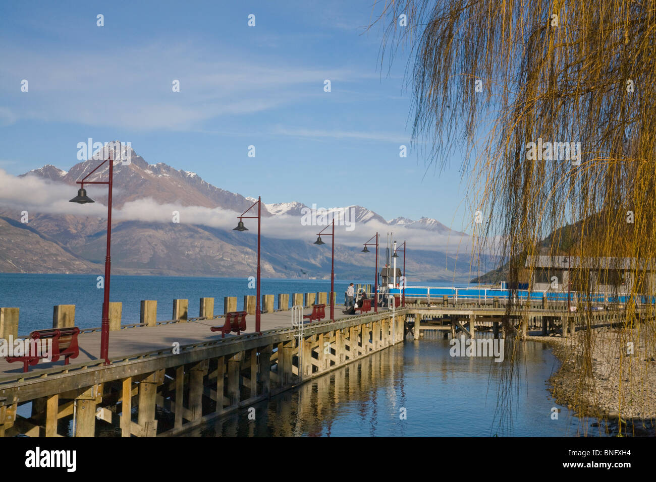 Il lago Wakatipu Queenstown e la catena montuosa dei remarkables innevata in una giornata di inverno soleggiato, la regione di Otago, l'Isola del Sud, la nuova Zelanda Foto Stock