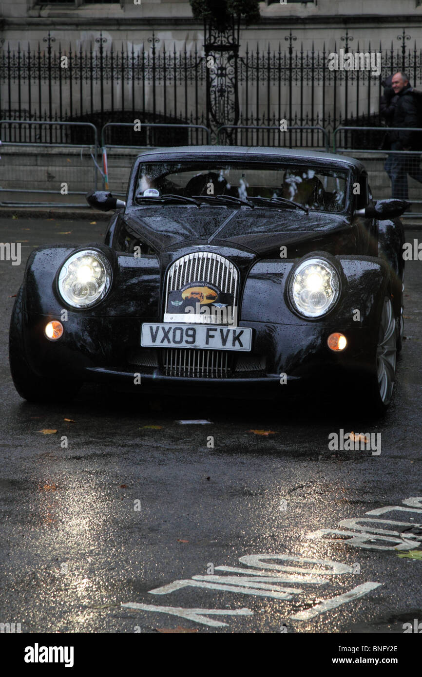 Una Morgan auto nel buio e cupo condizioni atmosferiche che partecipano al Signore sindaci mostra parade, City of London, EC4. Foto Stock