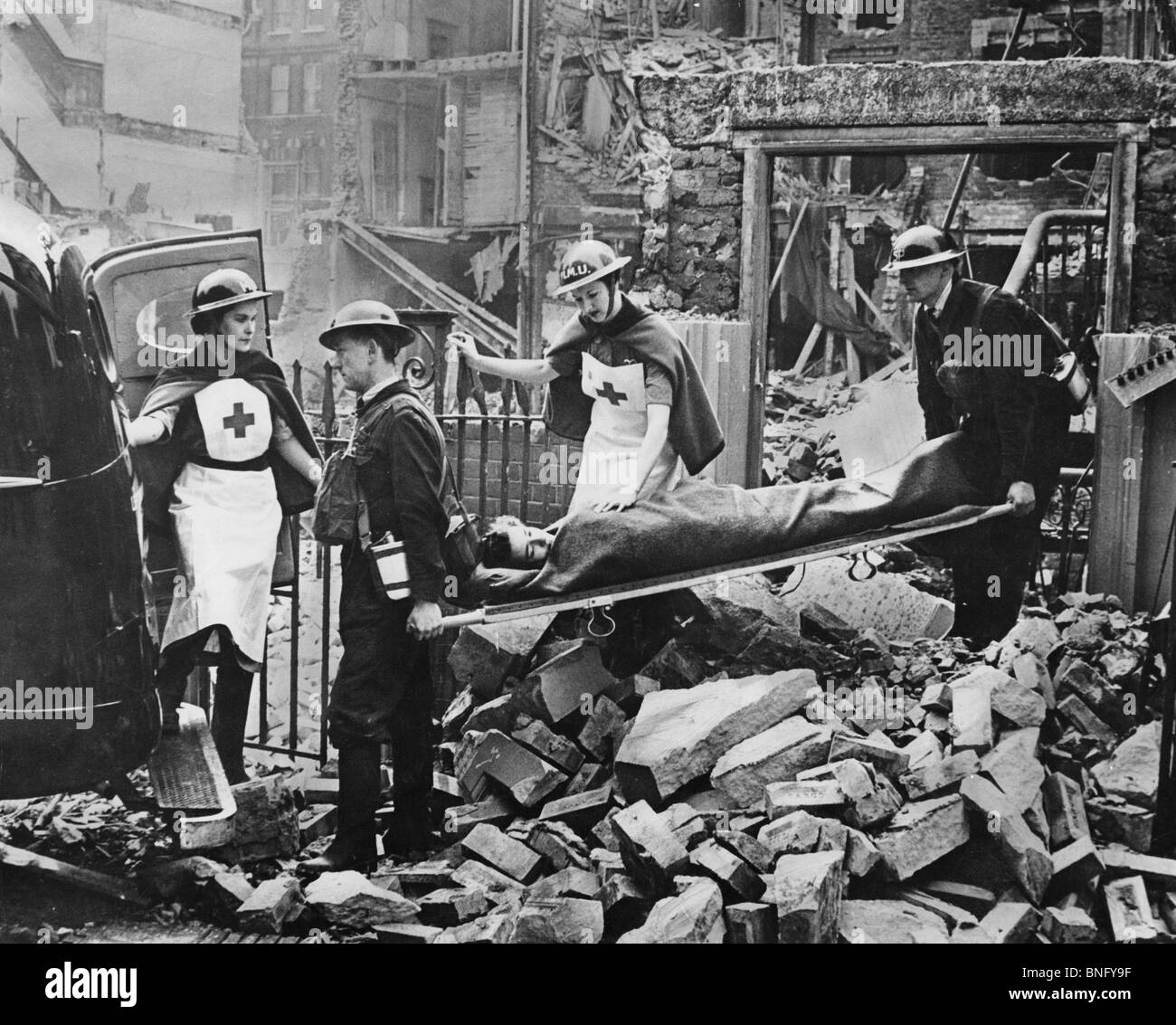 Inghilterra, Londra, Volontari infermieri aiutanti, la Croce Rossa Britannica e St. John Ambulance Brigade Foto Stock