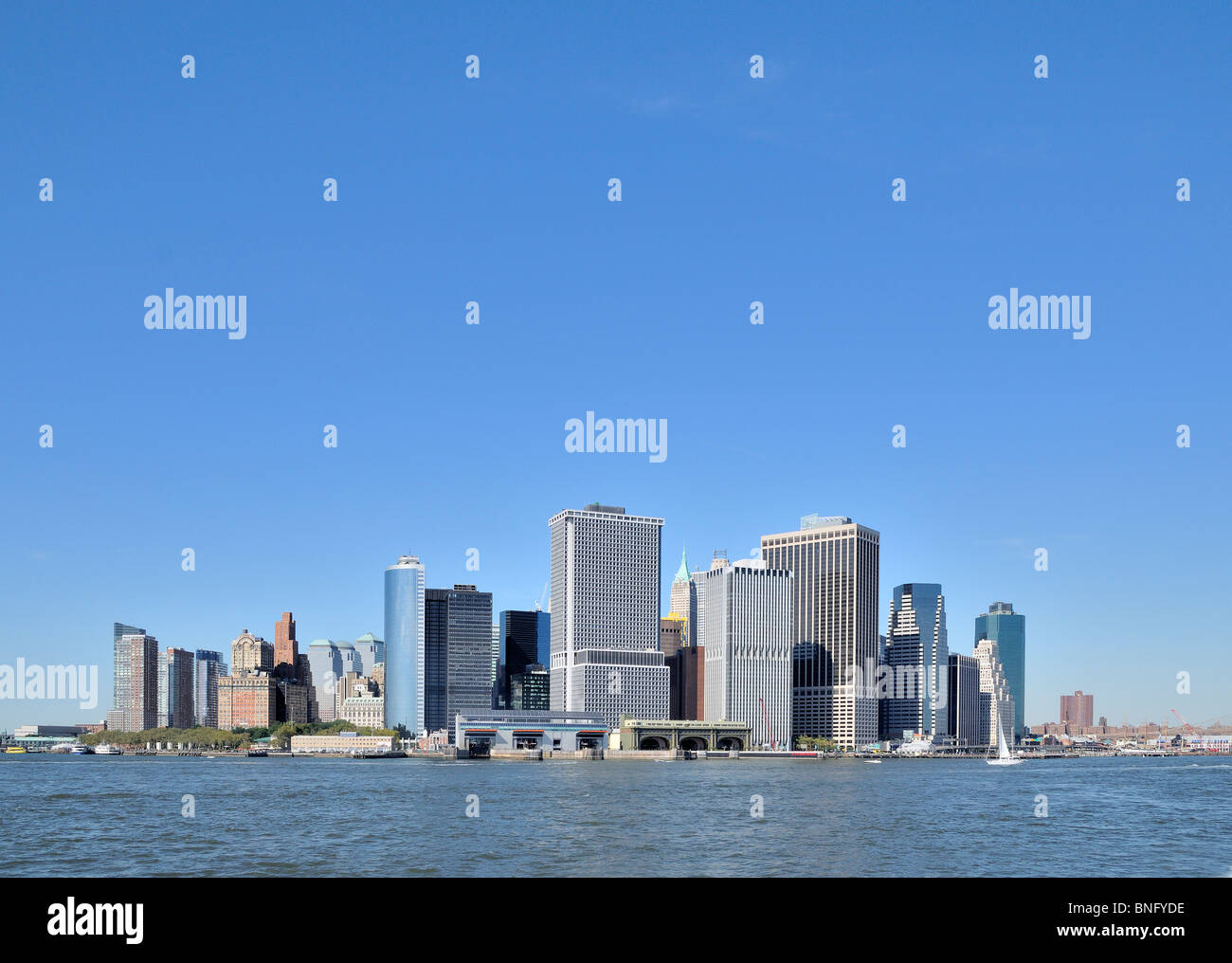 Grattacieli al Waterfront, Governors Island, Manhattan, New York City, nello stato di New York, Stati Uniti d'America Foto Stock