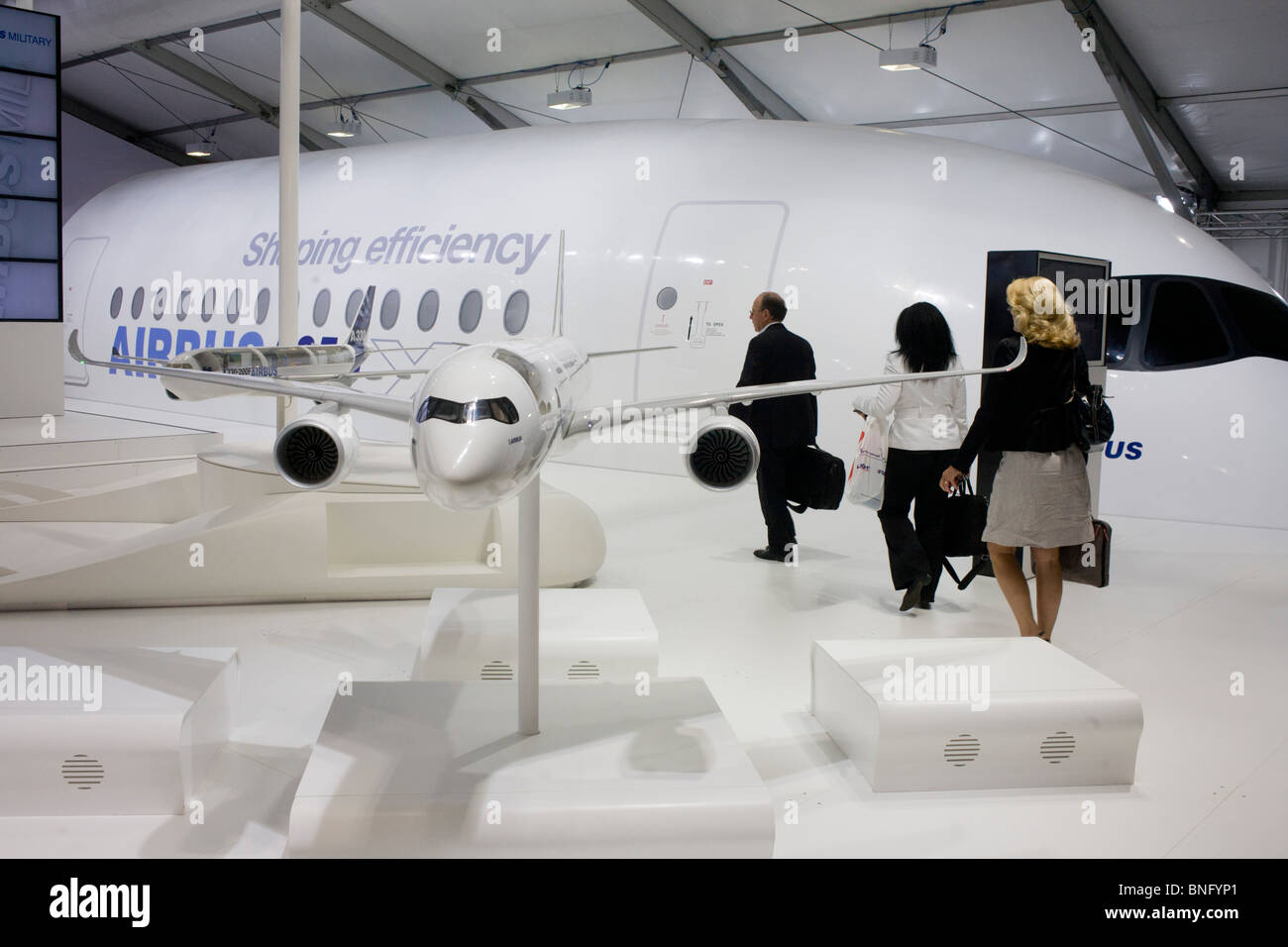 Modelli in scala di un Airbus A350 aereo di linea all'Airshow di Farnborough. Foto Stock