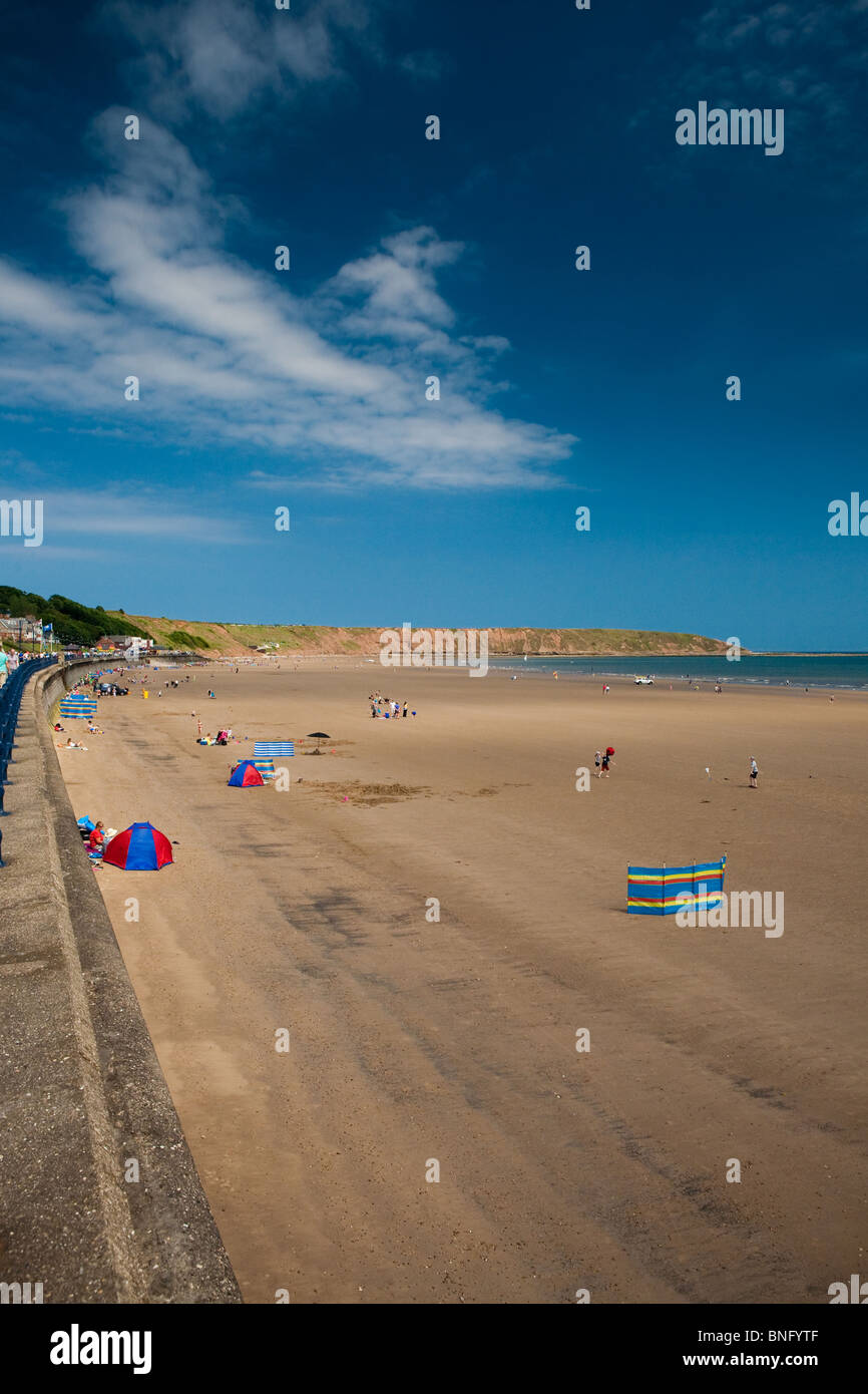 Sun bagnanti godendo l'estate britannica sulla spiaggia nel villaggio di Filey. Foto Stock