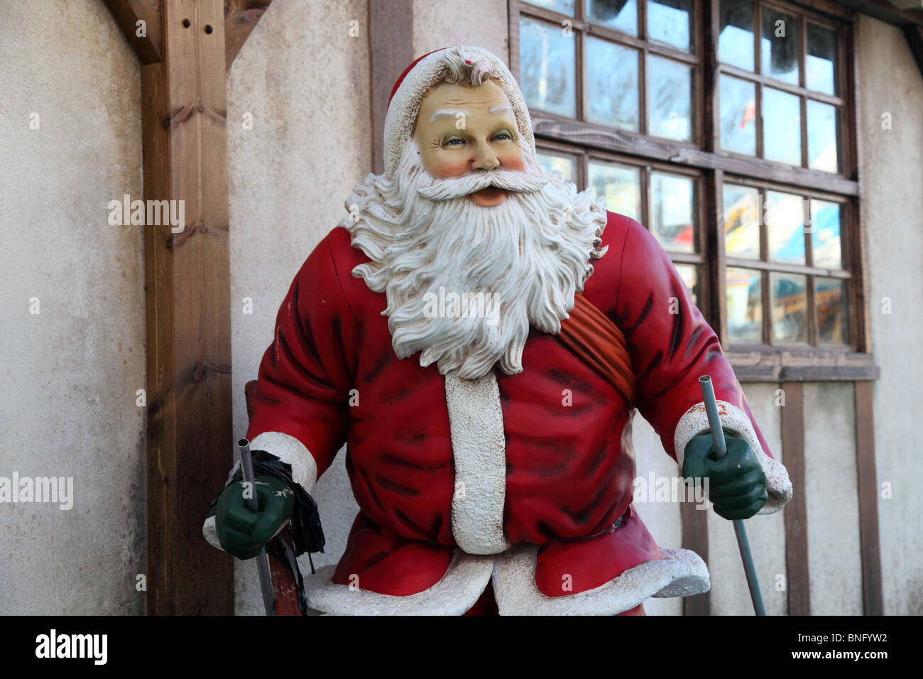 Un jolly sci Babbo Natale figura al Winter Wonderland, Hyde Park, London, SW1. Foto Stock