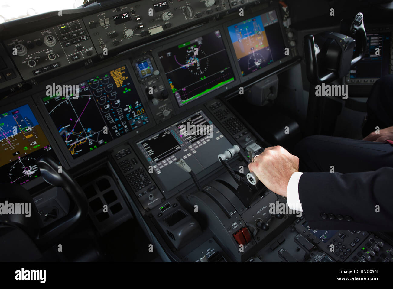 Pilota di Boeing si siede nel cockpit di vetro del 787 Dreamliner (N787BX) all'Airshow di Farnborough. Foto Stock