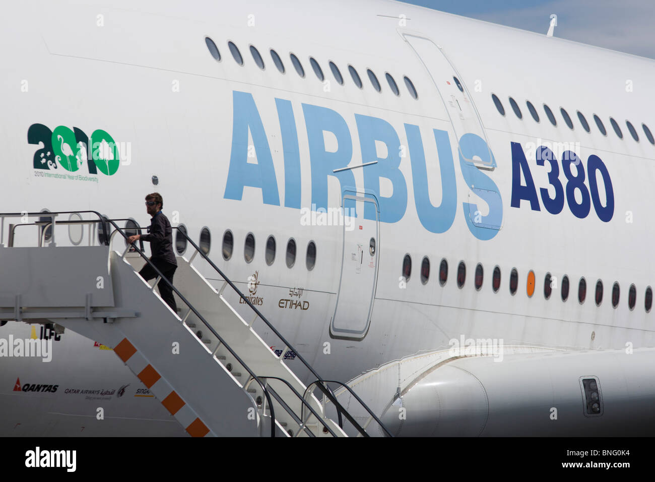 Airbus dipendente salite le fasi della società A380 all'Airshow di Farnborough. Foto Stock