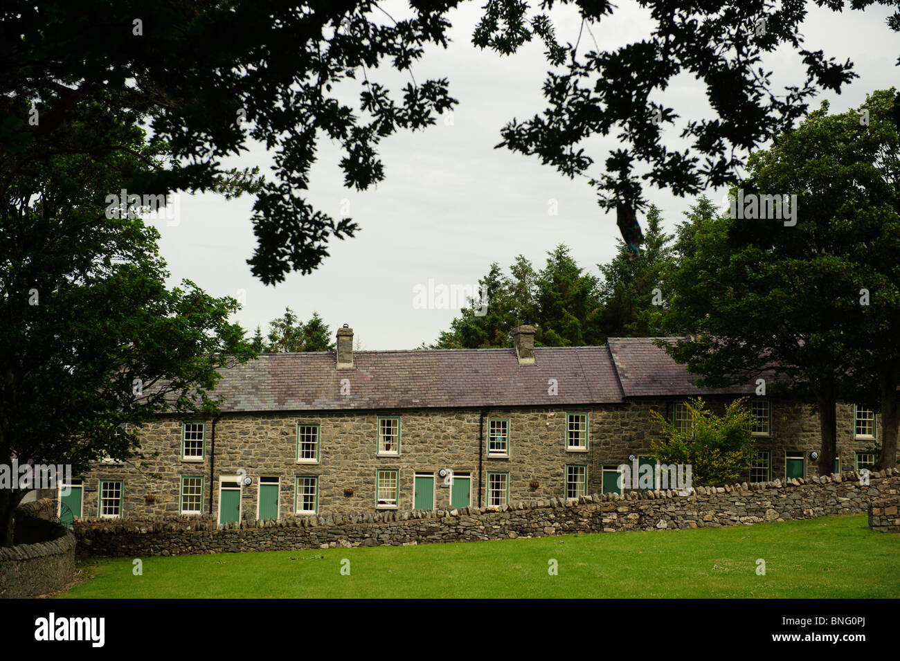 Una fila di cottage in pietra in Nant Gwrtheyrn, lingua gallese di apprendimento e di insegnamento centro, Lleyn Peninsula, Gwynedd Galles del Nord Foto Stock