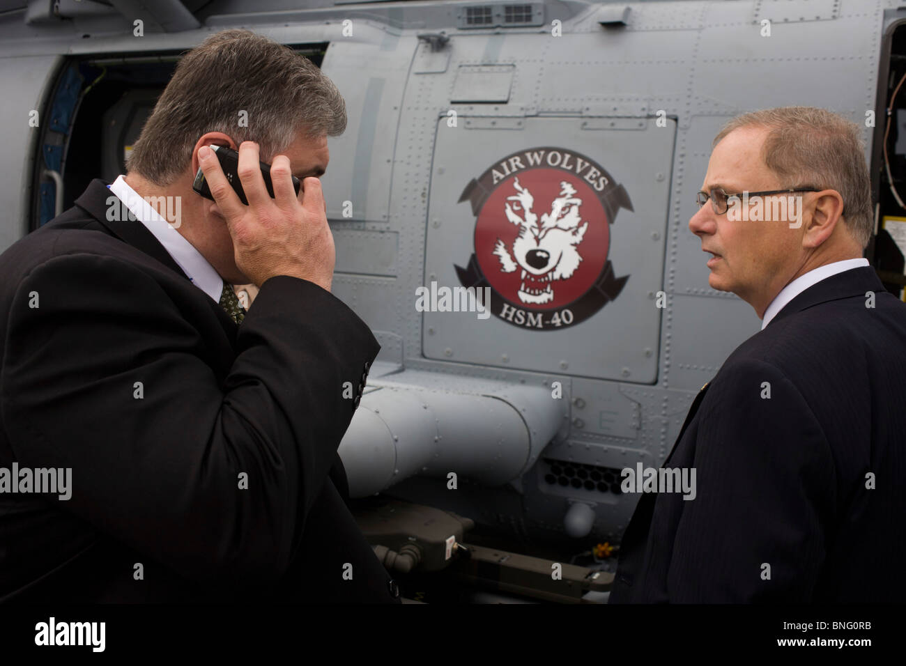 Anonimo gli ospiti guardano attorno ad un Sikorsky MH-60R elicottero all'Airshow di Farnborough. Foto Stock