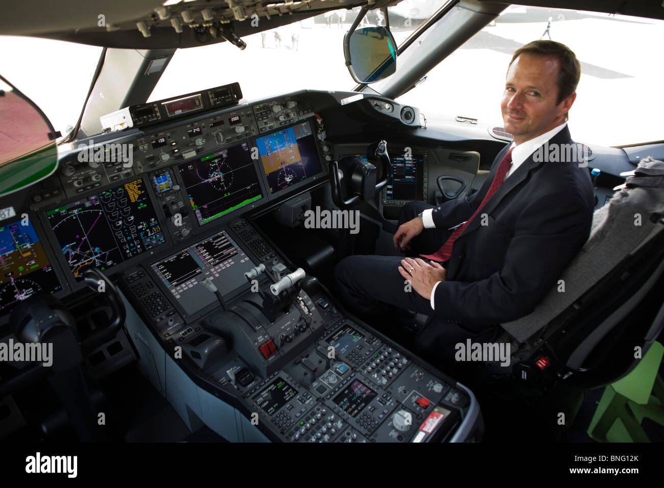 Boeing ritratto pilota con gli schermi LCD interno cockpit di vetro di società 787 Dreamliner Foto Stock