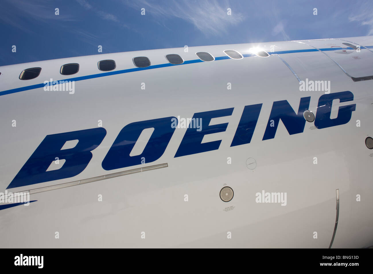 Il logo di Boeing lungo la fusoliera del suo nuovo 787 Dreamliner Foto Stock