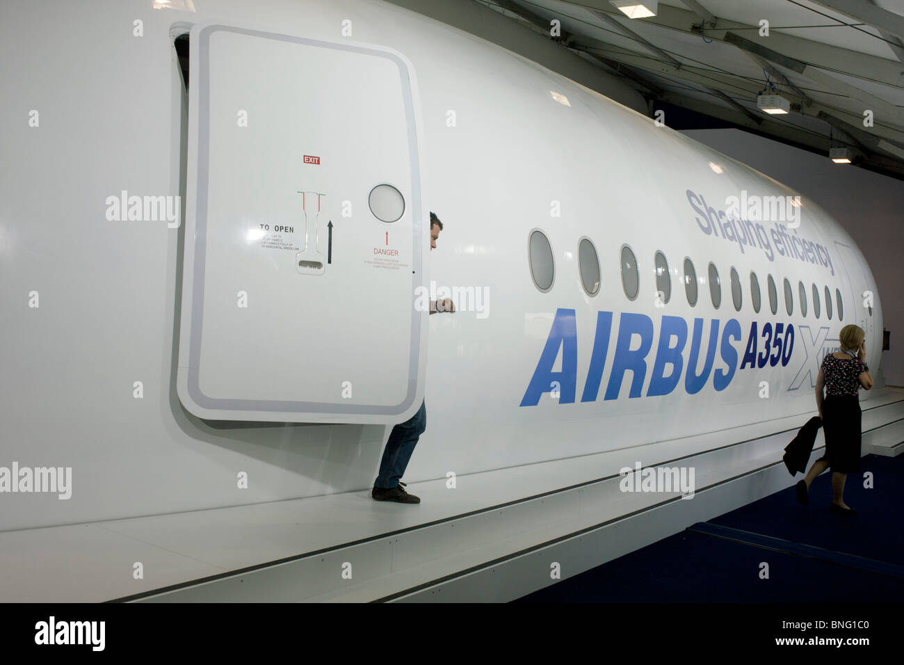 Un modello in scala di un Airbus A350 aereo di linea all'Airshow di Farnborough. Foto Stock
