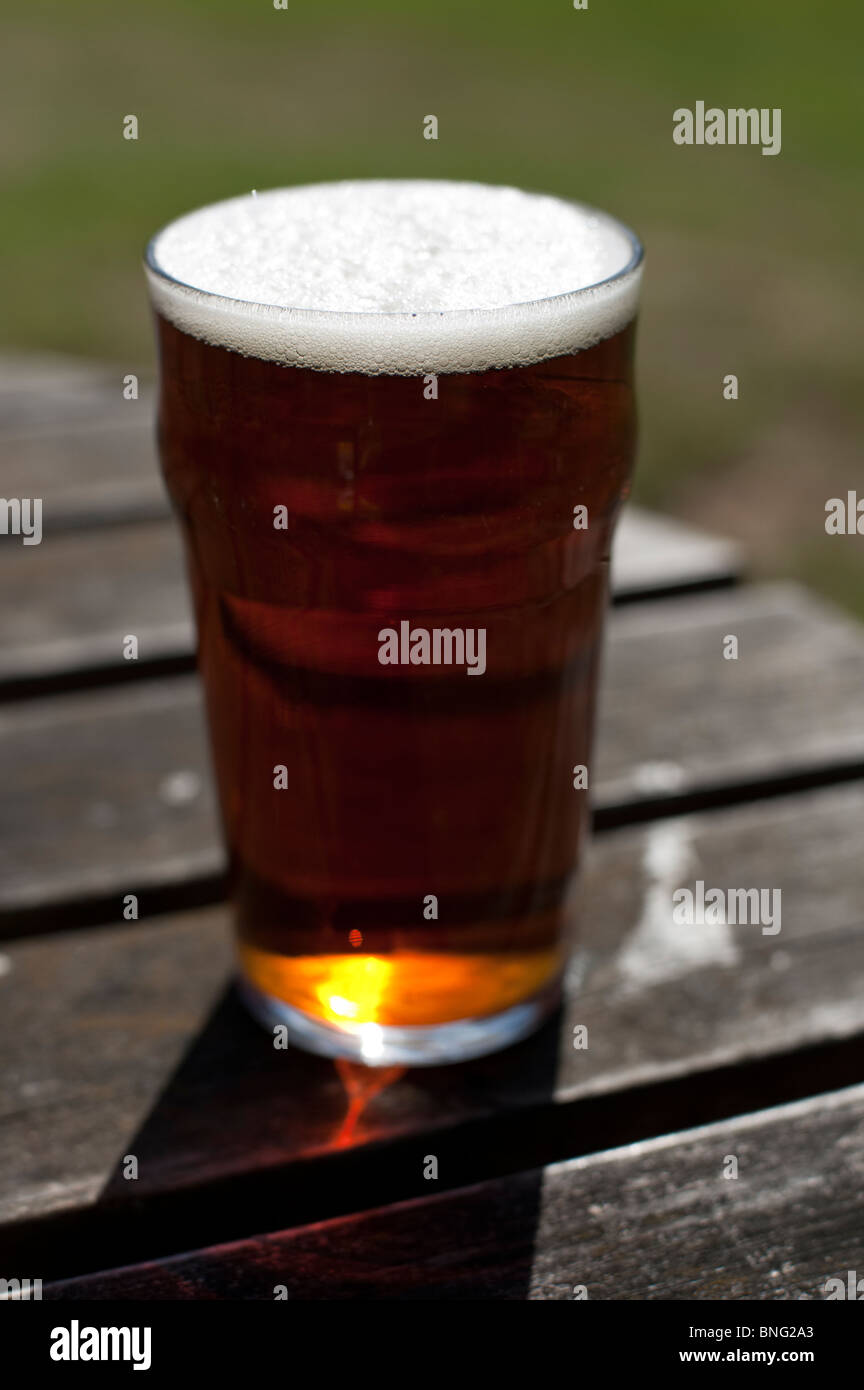 Una pinta di birra su di un tavolo da picnic al di fuori dei bracci di Victoria in Oxford. Foto Stock