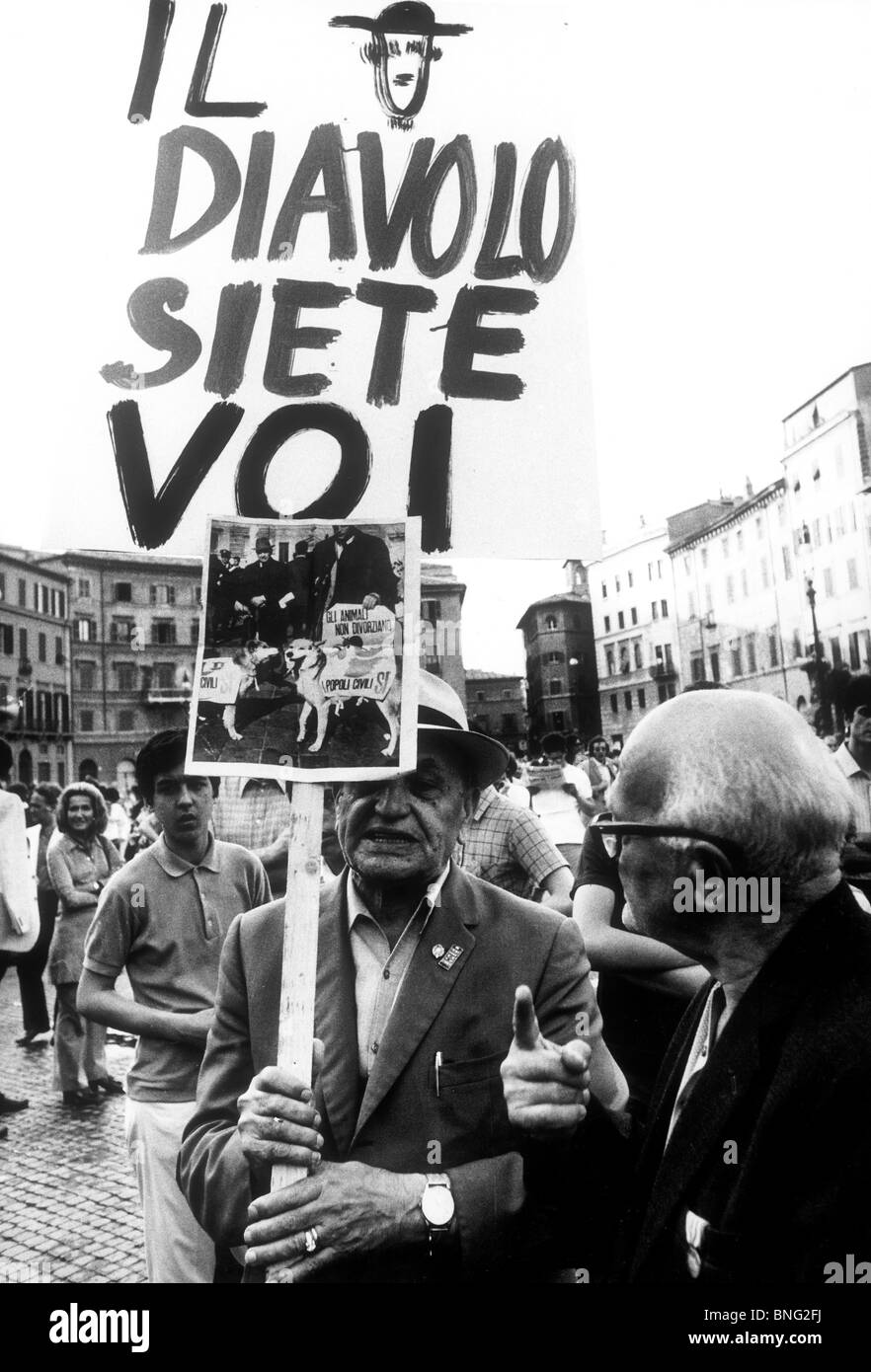pastel Show Redundant Dimostrazione pubblica,referendum per abrogare la legge sul divorzio,Italia  1974 Foto stock - Alamy