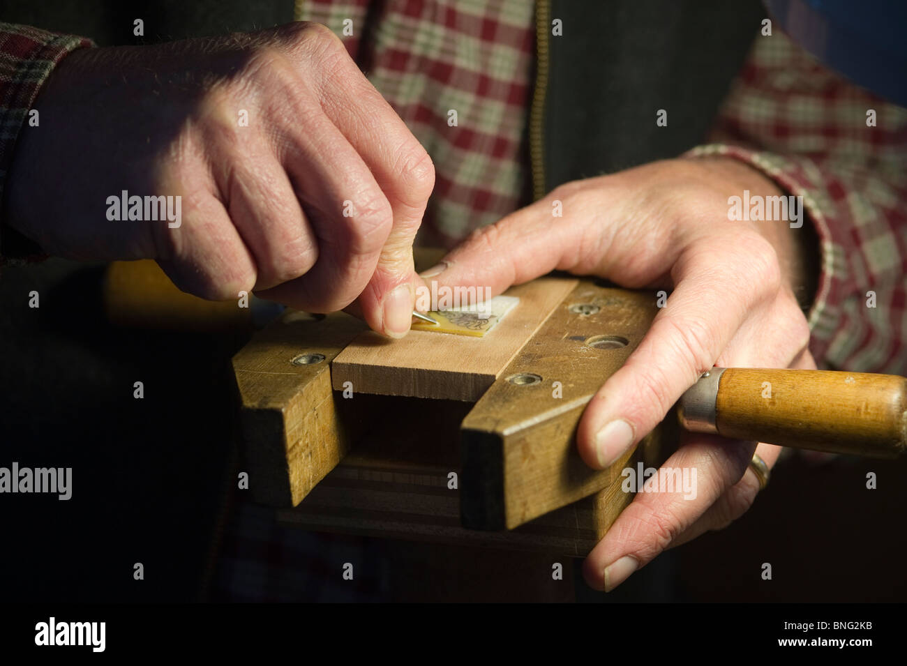 Incisione - chiudere fino a mani Foto Stock