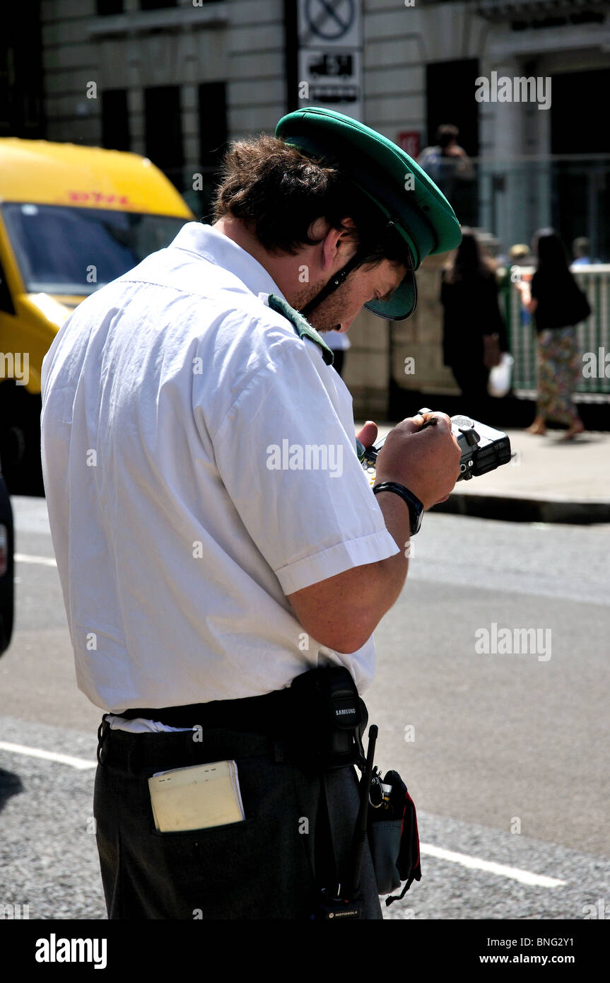 Parcheggio attendant iscritto ticket, LINCOLN' S INN Campi, London Borough of Camden, Greater London, England, Regno Unito Foto Stock