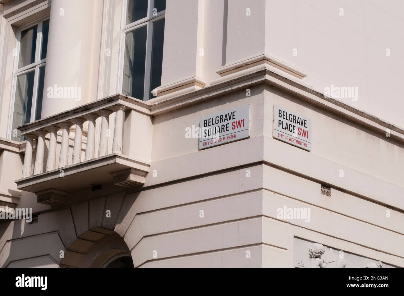 Placche di strada a Belgrave Square e Belgrave Place, London, SW1, Regno Unito Foto Stock