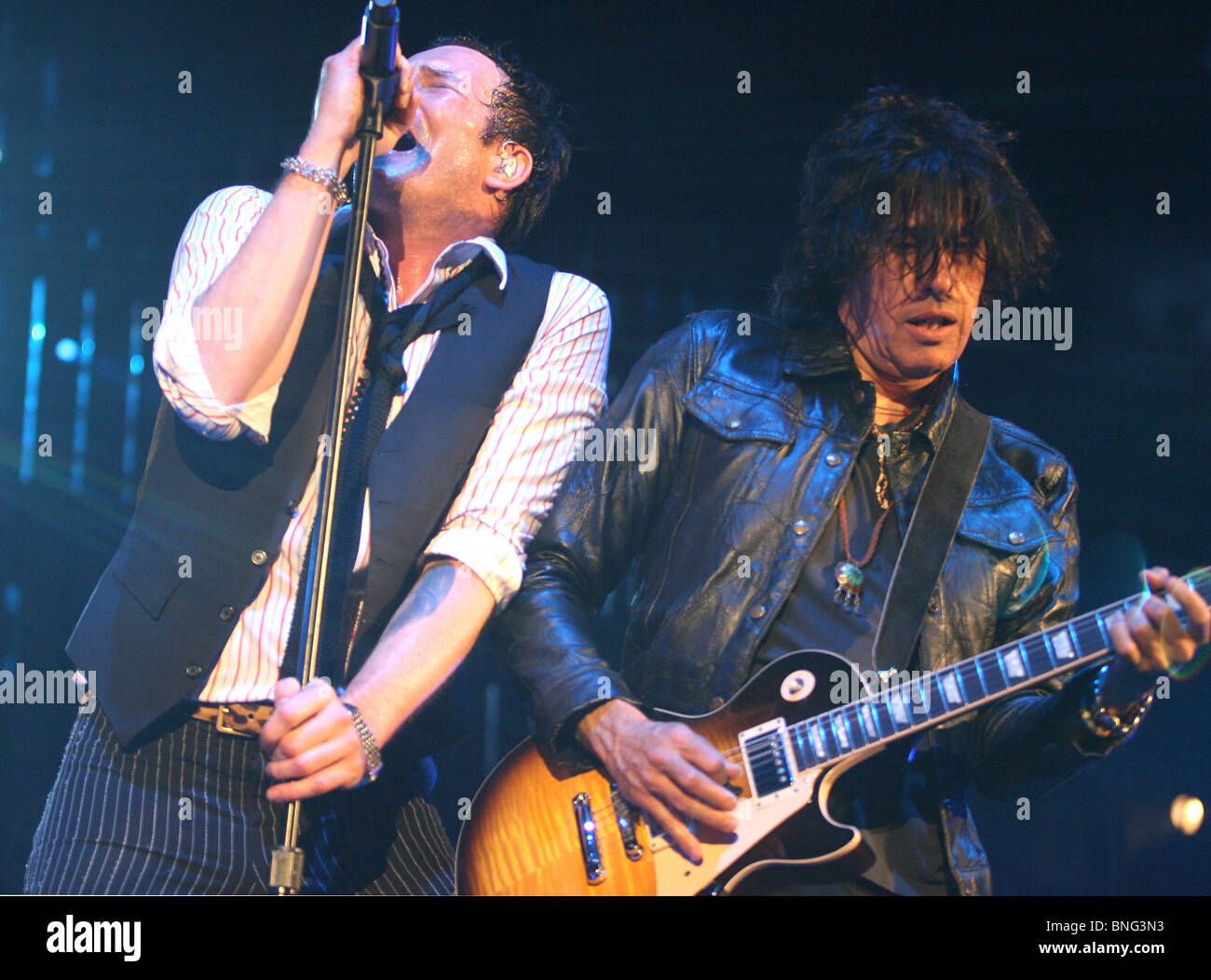 STONE Temple Pilots gruppo statunitense con Scott Welland a sinistra e Dean cetta nel giugno 2010 Foto Stock