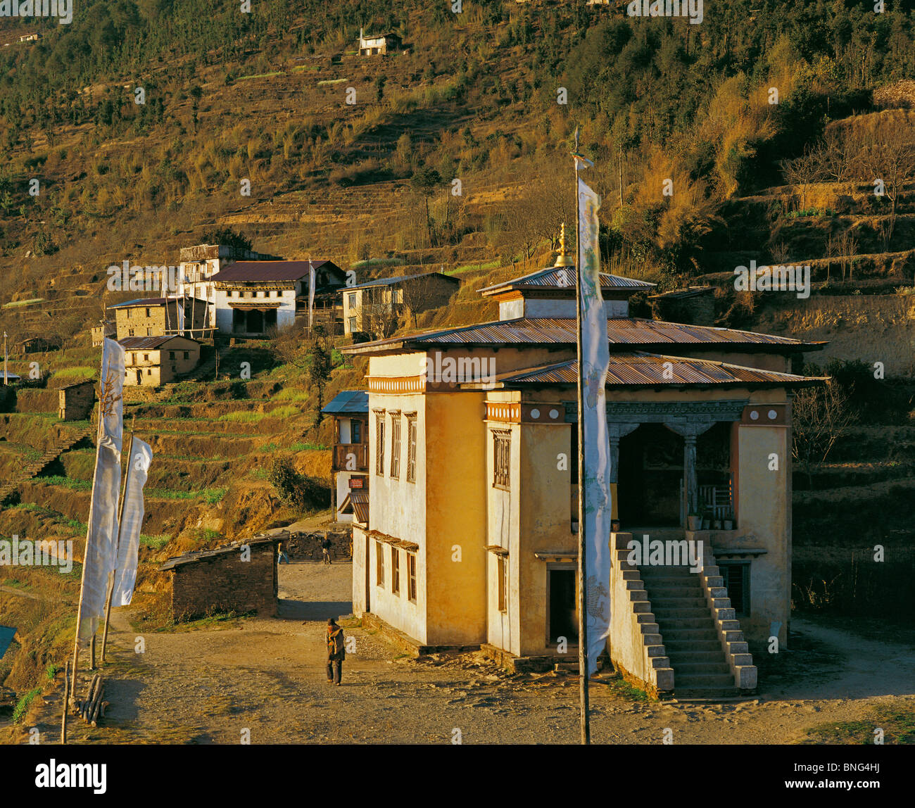 Il villaggio santuario o gompa e altre case sulla collina nel villaggio di Malemchi in Helambu la regione centrale del Nepal Foto Stock