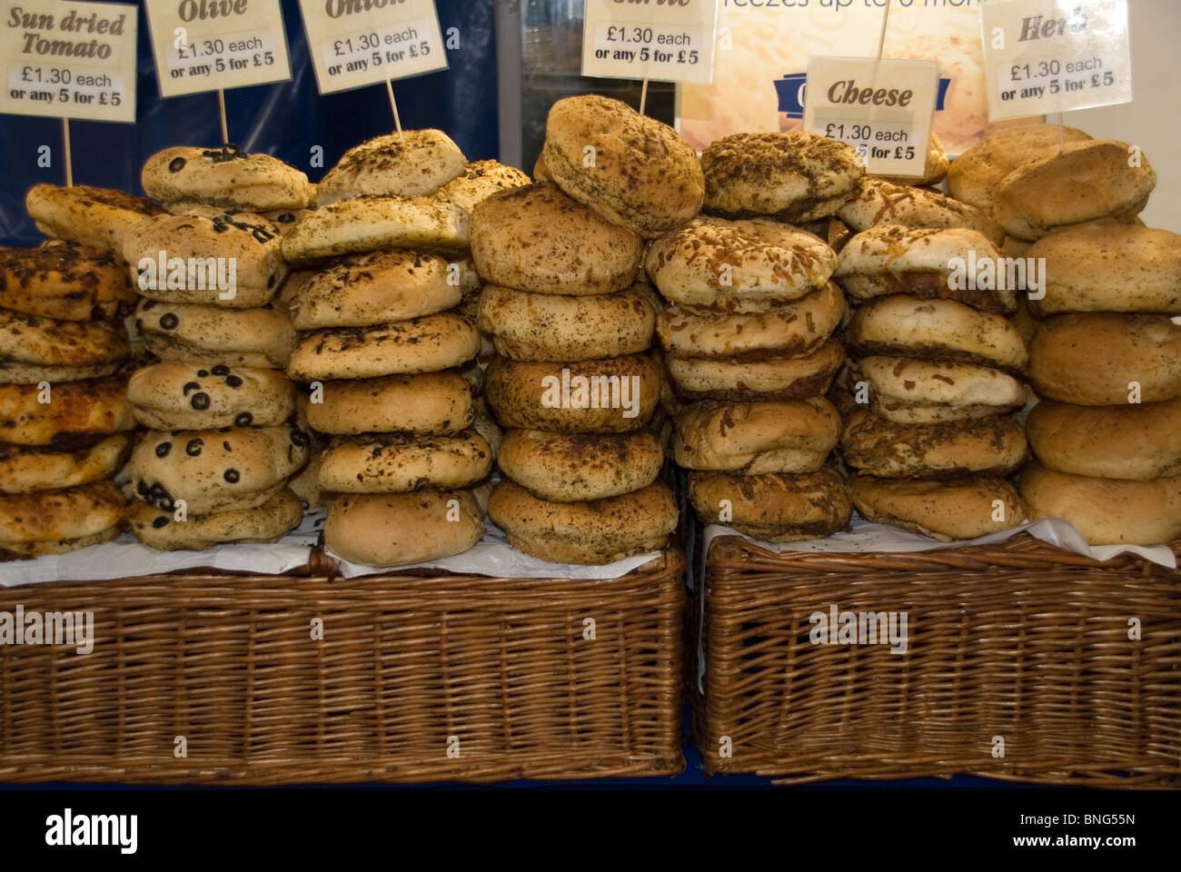 Una selezione di rotoli in vendita a th food hall al Cotswold Paese mostrano Cirencester Foto Stock