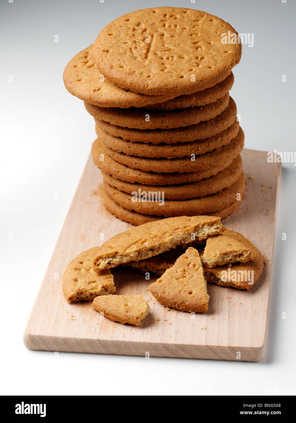 Una pila di biscotti digestivi su una tavola di legno Foto Stock