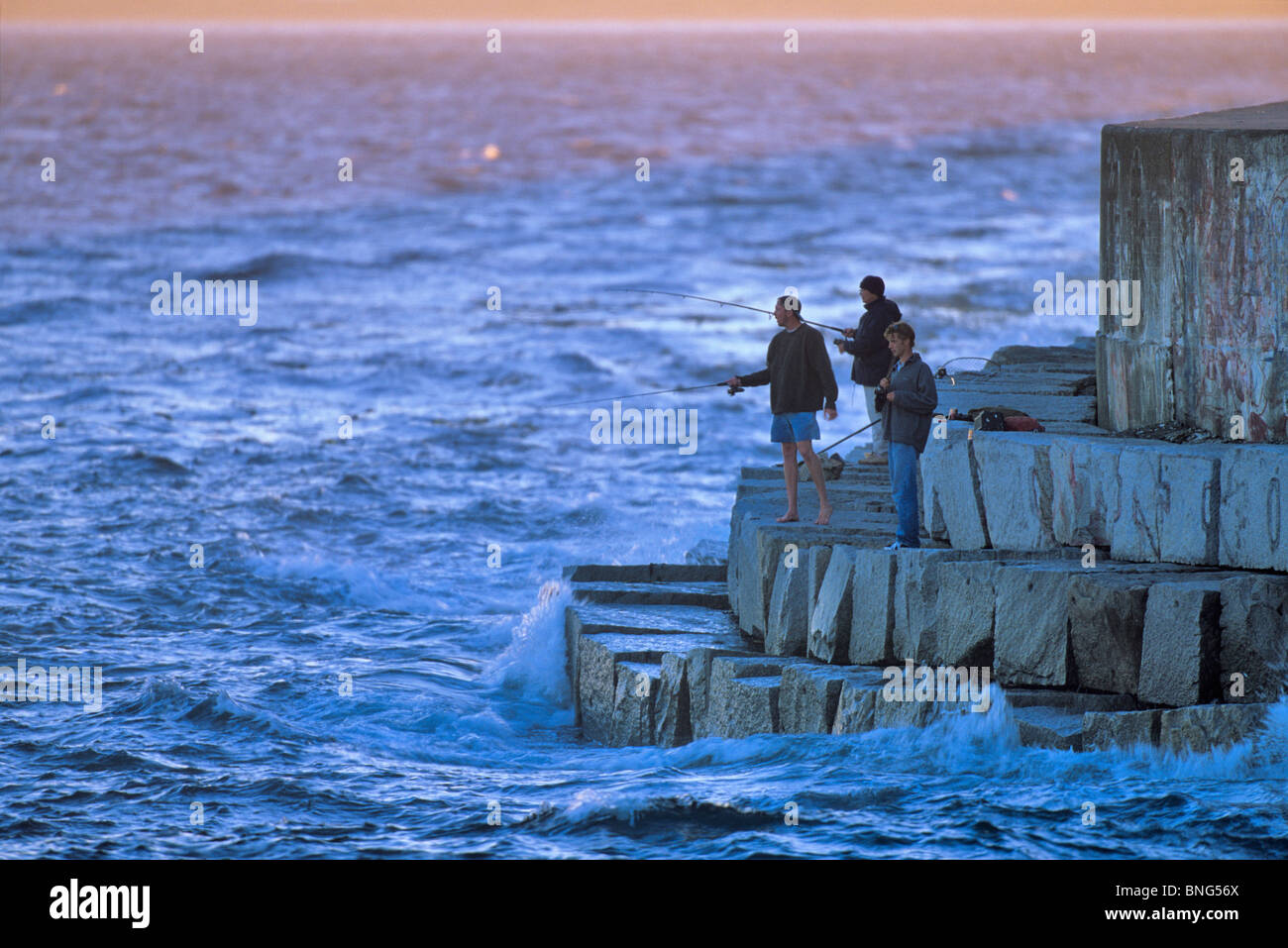 I turisti la pesca in mare, Ogden Point, Victoria, British Columbia, Canada Foto Stock