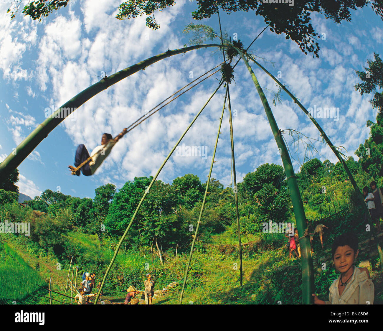 Bambini e adulti giocare su un altalena gigante eretto per il festival di Dasaain nel fiume Tamur valley nel Nepal orientale Foto Stock