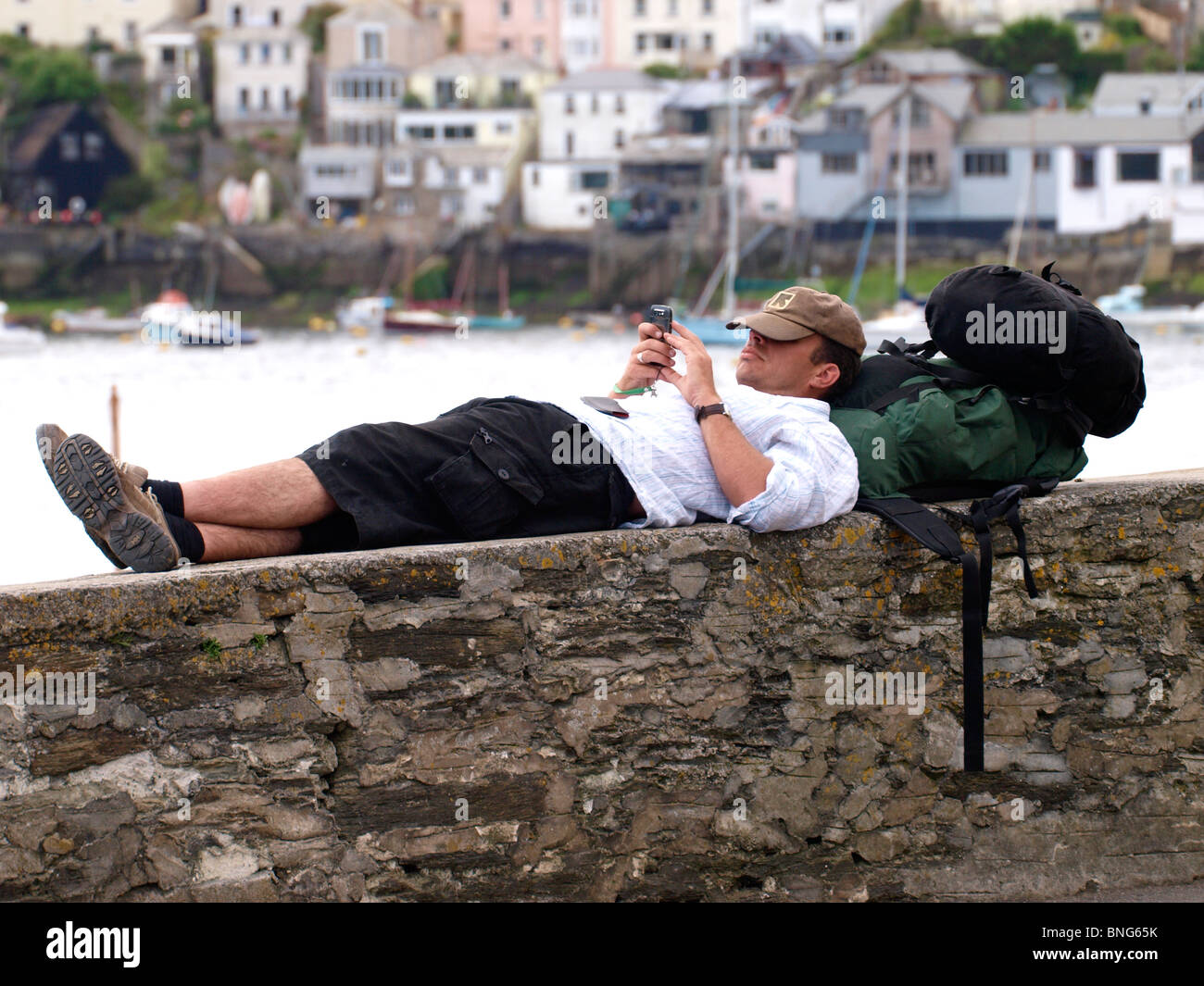 Viaggiatore texting, Fowey, Cornwall, Regno Unito Foto Stock