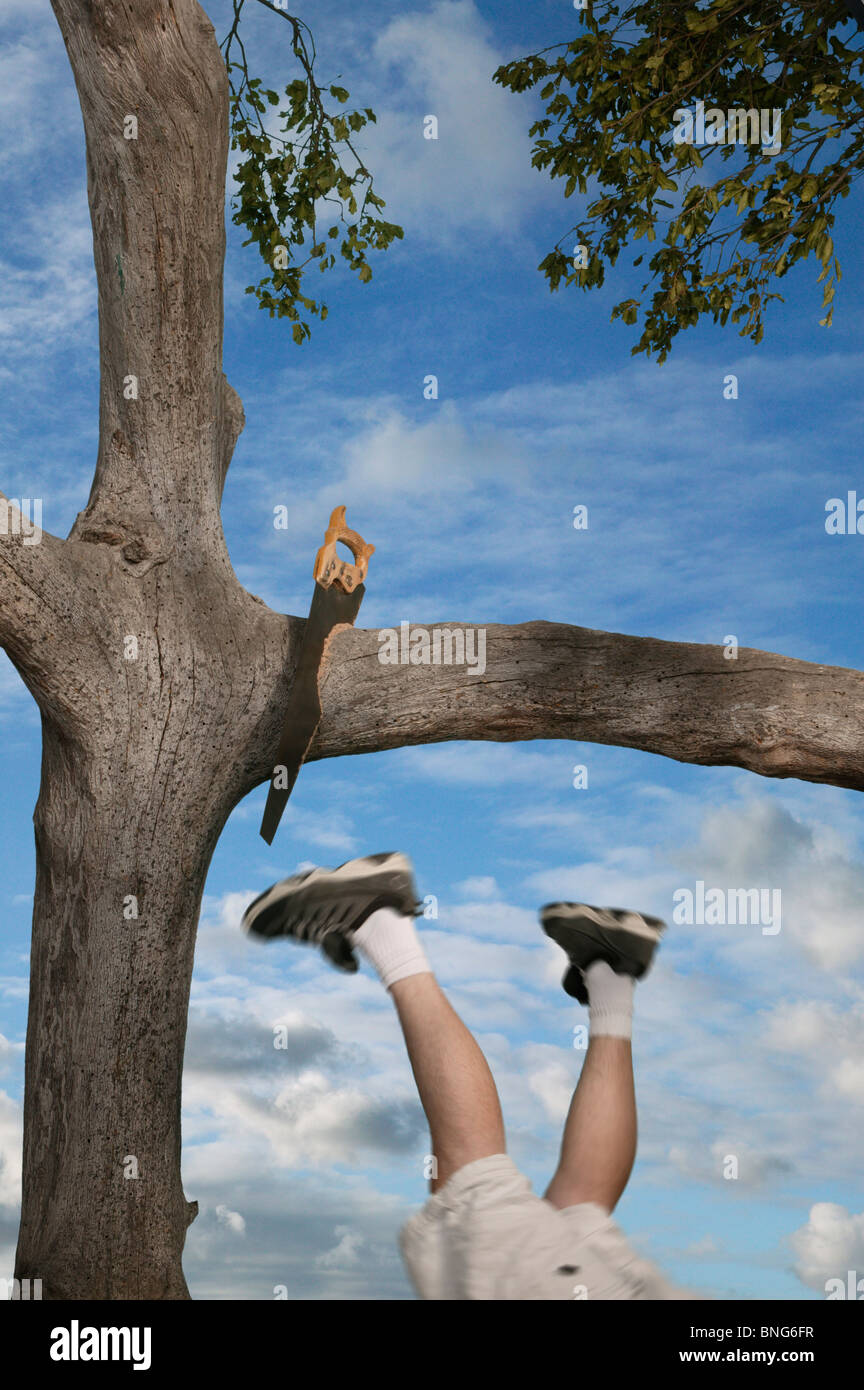 La caduta dell'uomo dalla struttura ad albero Foto Stock