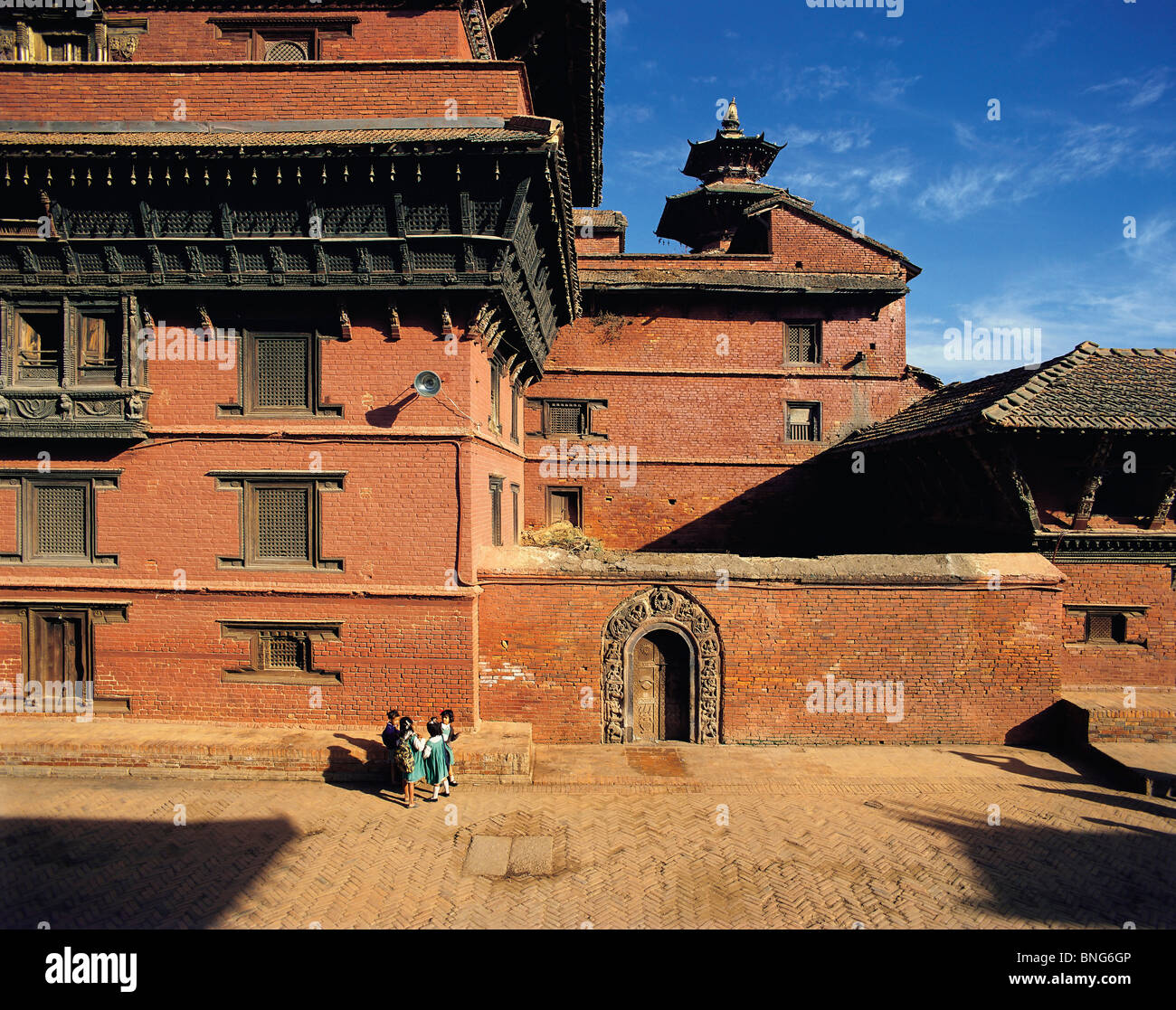 Giovani studentesse al di fuori del vecchio nepalesi Royal Palace di Patan nella valle di Kathmandu, Nepal Foto Stock