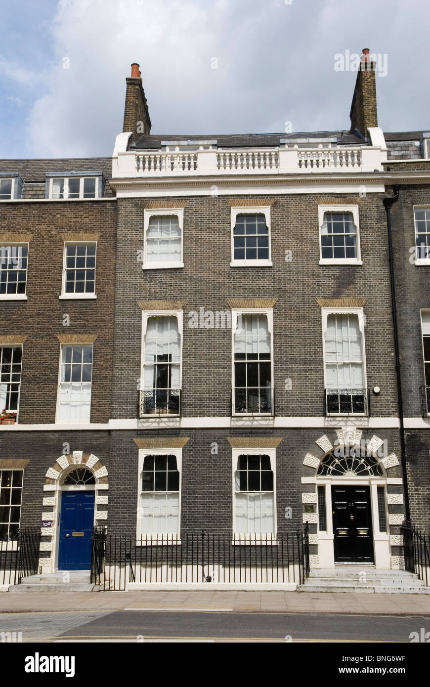 Case georgiane, una fila di case di famiglia georgiane terrazzate. Bedford Square Bloomsbury Londra WC1 Inghilterra Regno Unito HOMER SYKES Foto Stock