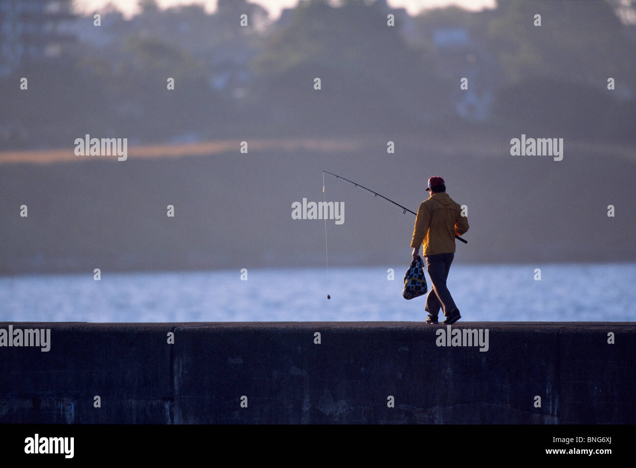 L'uomo la pesca in mare, Victoria, Isola di Vancouver, British Columbia, Canada Foto Stock