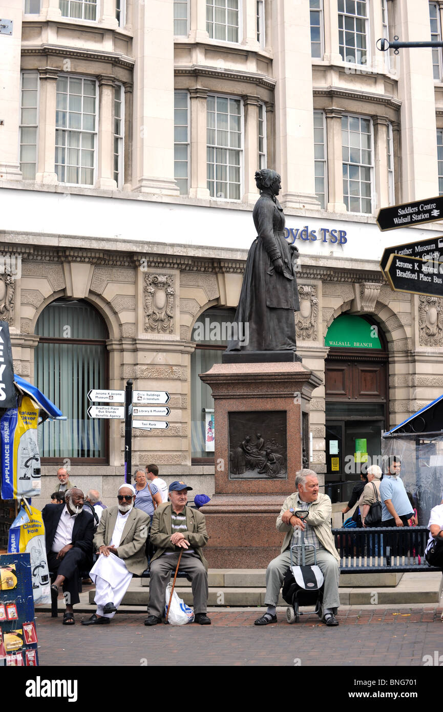 Uomini anziani di prendere un periodo di riposo in avanti alla sorella Dora statua Walsall West Midlands England Regno Unito Foto Stock