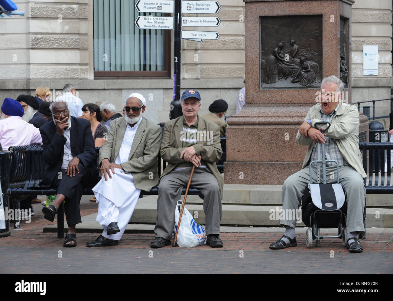 Uomini anziani di prendere un periodo di riposo in Walsall West Midlands England Regno Unito Foto Stock